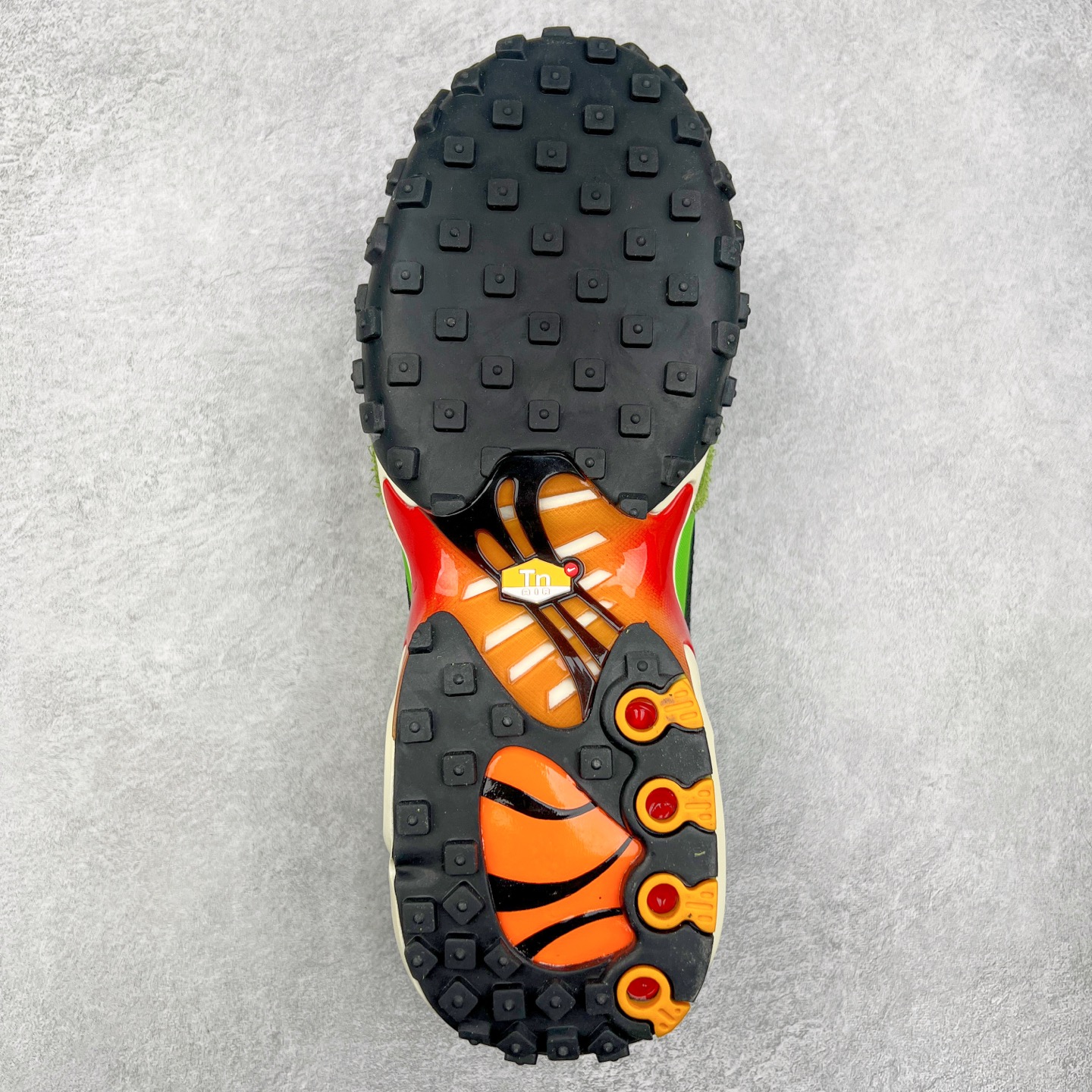 图片[9]-NK Air Max Waffle SP 复古气垫运动鞋 FV6946-301 Air Max Waffle 带来了新的变化，这款鞋融合了 Air Max Plus 与 Waffle Trainer 这两款鞋的经典元素，打造出根植于传统的大胆创新设计。它采纳了 Air Max Plus 的中底构造与 Tuned Air 缓震系统，可提供无与伦比的舒适感受。与此同时，还将 70 年代 Waffle Trainer 的轻质鞋面与标志性的华夫格外底设计融入其中。搭载了 Nike 标志性的可见 Air Max 气垫单元，提供卓越的缓震效果，而其华夫格图案的外底则确保了出色的抓地力。实拍调校N版已经零色差零失真 百分百还原实物色彩所见即所得 不存在货不对板色差等低级问题 选购参考实物拍摄 不混卖不参货 只用心做好货严格选品 承诺混一赔十 尺码：36 36.5 37.5 38 38.5 39 40 40.5 41 42 42.5 43 44 44.5 45-选品中心