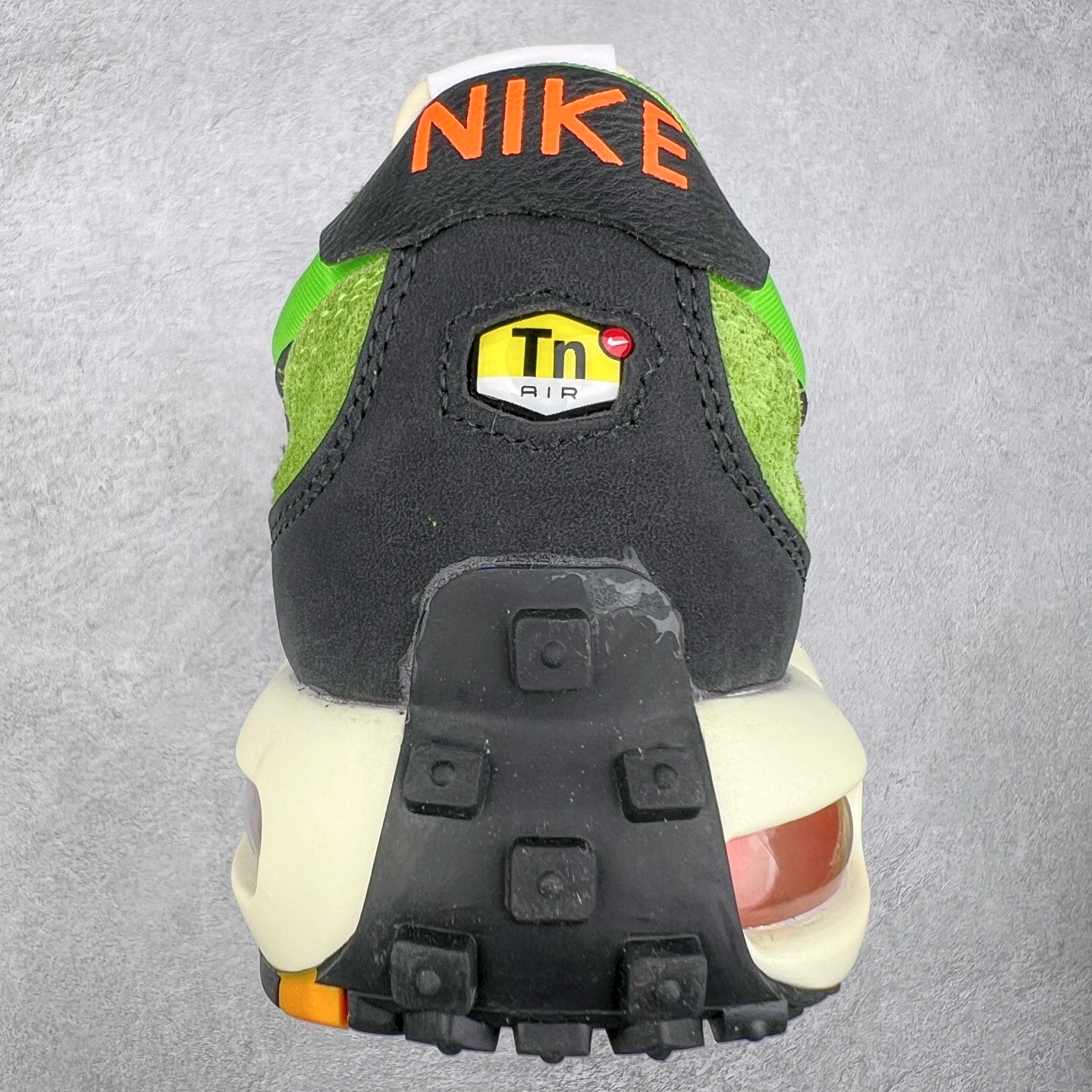 图片[8]-NK Air Max Waffle SP 复古气垫运动鞋 FV6946-301 Air Max Waffle 带来了新的变化，这款鞋融合了 Air Max Plus 与 Waffle Trainer 这两款鞋的经典元素，打造出根植于传统的大胆创新设计。它采纳了 Air Max Plus 的中底构造与 Tuned Air 缓震系统，可提供无与伦比的舒适感受。与此同时，还将 70 年代 Waffle Trainer 的轻质鞋面与标志性的华夫格外底设计融入其中。搭载了 Nike 标志性的可见 Air Max 气垫单元，提供卓越的缓震效果，而其华夫格图案的外底则确保了出色的抓地力。实拍调校N版已经零色差零失真 百分百还原实物色彩所见即所得 不存在货不对板色差等低级问题 选购参考实物拍摄 不混卖不参货 只用心做好货严格选品 承诺混一赔十 尺码：36 36.5 37.5 38 38.5 39 40 40.5 41 42 42.5 43 44 44.5 45-选品中心