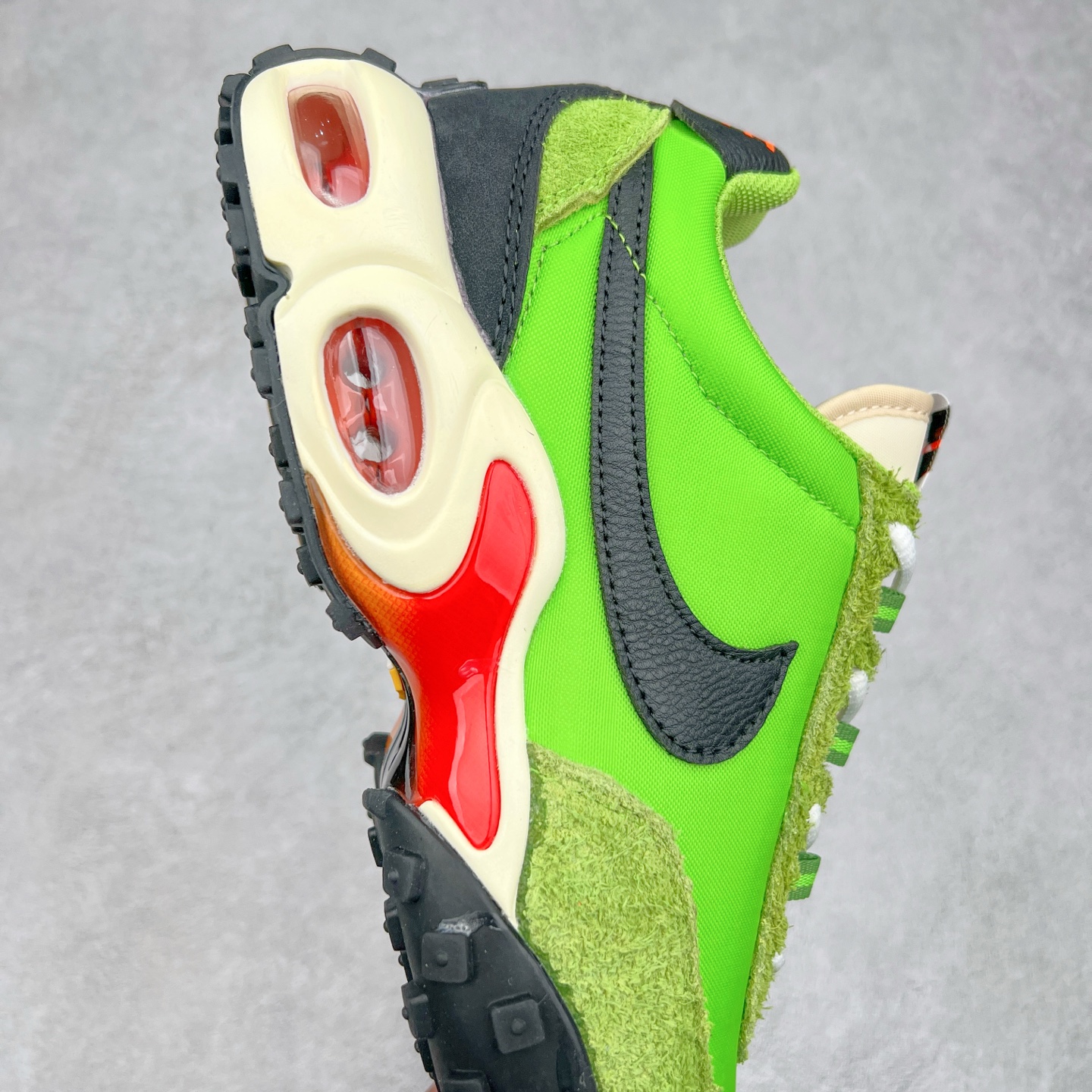 图片[6]-NK Air Max Waffle SP 复古气垫运动鞋 FV6946-301 Air Max Waffle 带来了新的变化，这款鞋融合了 Air Max Plus 与 Waffle Trainer 这两款鞋的经典元素，打造出根植于传统的大胆创新设计。它采纳了 Air Max Plus 的中底构造与 Tuned Air 缓震系统，可提供无与伦比的舒适感受。与此同时，还将 70 年代 Waffle Trainer 的轻质鞋面与标志性的华夫格外底设计融入其中。搭载了 Nike 标志性的可见 Air Max 气垫单元，提供卓越的缓震效果，而其华夫格图案的外底则确保了出色的抓地力。实拍调校N版已经零色差零失真 百分百还原实物色彩所见即所得 不存在货不对板色差等低级问题 选购参考实物拍摄 不混卖不参货 只用心做好货严格选品 承诺混一赔十 尺码：36 36.5 37.5 38 38.5 39 40 40.5 41 42 42.5 43 44 44.5 45-选品中心