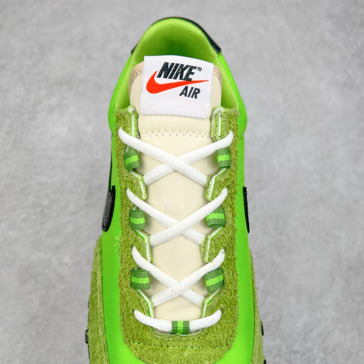 图片[5]-NK Air Max Waffle SP 复古气垫运动鞋 FV6946-301 Air Max Waffle 带来了新的变化，这款鞋融合了 Air Max Plus 与 Waffle Trainer 这两款鞋的经典元素，打造出根植于传统的大胆创新设计。它采纳了 Air Max Plus 的中底构造与 Tuned Air 缓震系统，可提供无与伦比的舒适感受。与此同时，还将 70 年代 Waffle Trainer 的轻质鞋面与标志性的华夫格外底设计融入其中。搭载了 Nike 标志性的可见 Air Max 气垫单元，提供卓越的缓震效果，而其华夫格图案的外底则确保了出色的抓地力。实拍调校N版已经零色差零失真 百分百还原实物色彩所见即所得 不存在货不对板色差等低级问题 选购参考实物拍摄 不混卖不参货 只用心做好货严格选品 承诺混一赔十 尺码：36 36.5 37.5 38 38.5 39 40 40.5 41 42 42.5 43 44 44.5 45-选品中心