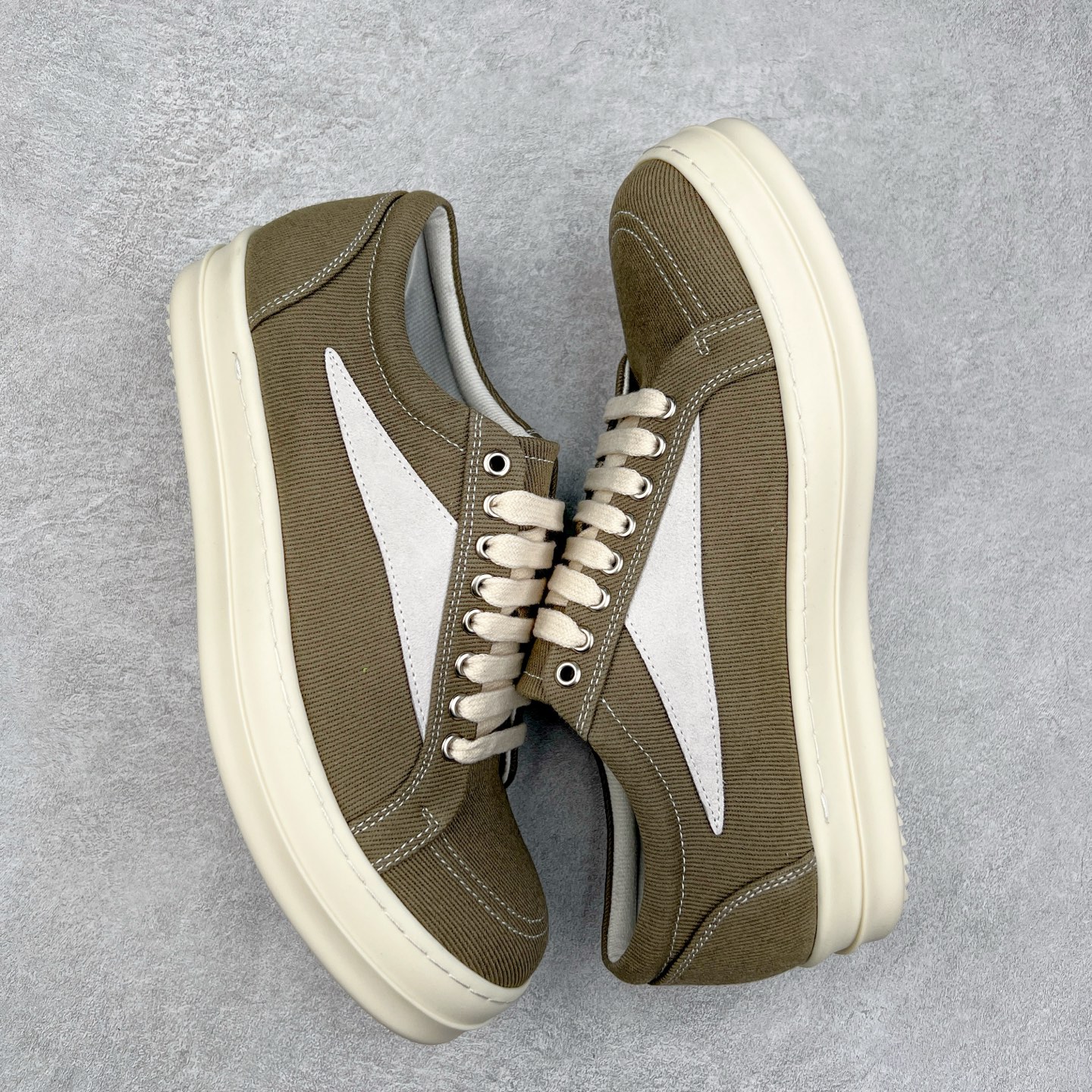 图片[3]-Rick Owens 瑞克·欧文斯 RO低帮布面时尚板鞋 一比一规格礼盒装 重达3斤以上 配有日文、英文 双语种配件卡片 细节诠释 一件不落 鞋盒三标 正面+底部都一一做到 虽然增加不了实质的成本 但是打磨产品的细节 再微小也会还原 尺码：35 36 37 38 39 40 41 42 43 44 45-选品中心