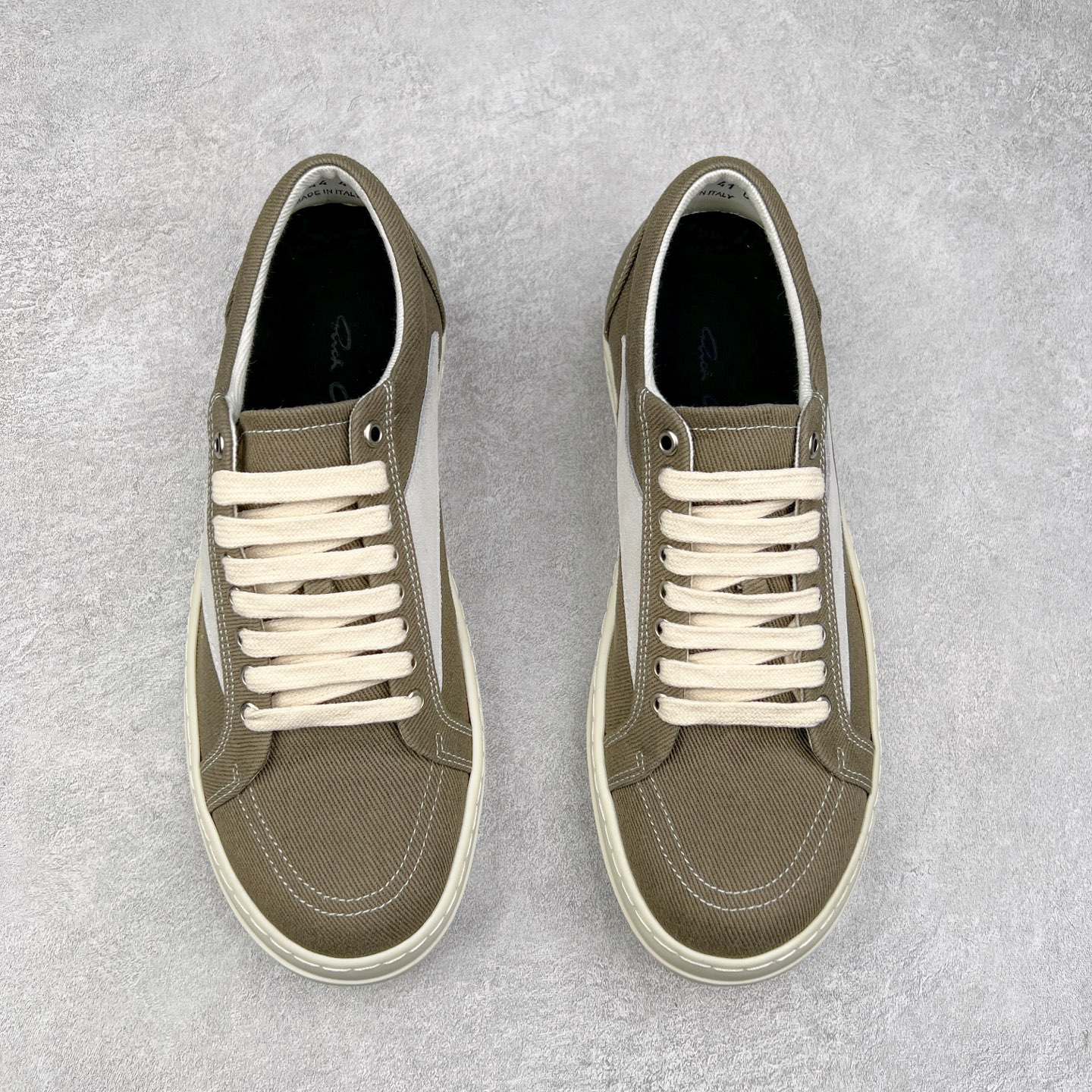 图片[2]-Rick Owens 瑞克·欧文斯 RO低帮布面时尚板鞋 一比一规格礼盒装 重达3斤以上 配有日文、英文 双语种配件卡片 细节诠释 一件不落 鞋盒三标 正面+底部都一一做到 虽然增加不了实质的成本 但是打磨产品的细节 再微小也会还原 尺码：35 36 37 38 39 40 41 42 43 44 45-选品中心