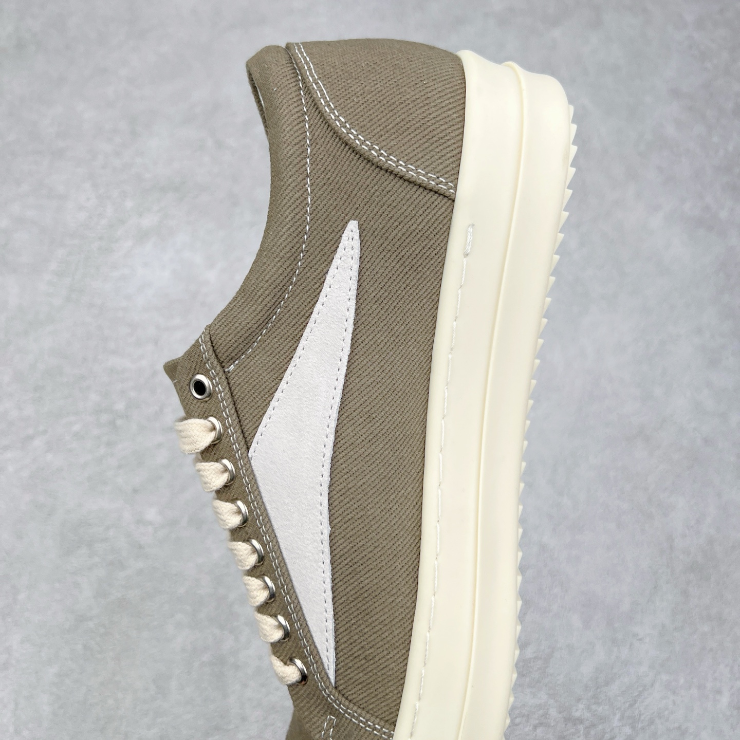 图片[7]-Rick Owens 瑞克·欧文斯 RO低帮布面时尚板鞋 一比一规格礼盒装 重达3斤以上 配有日文、英文 双语种配件卡片 细节诠释 一件不落 鞋盒三标 正面+底部都一一做到 虽然增加不了实质的成本 但是打磨产品的细节 再微小也会还原 尺码：35 36 37 38 39 40 41 42 43 44 45-选品中心