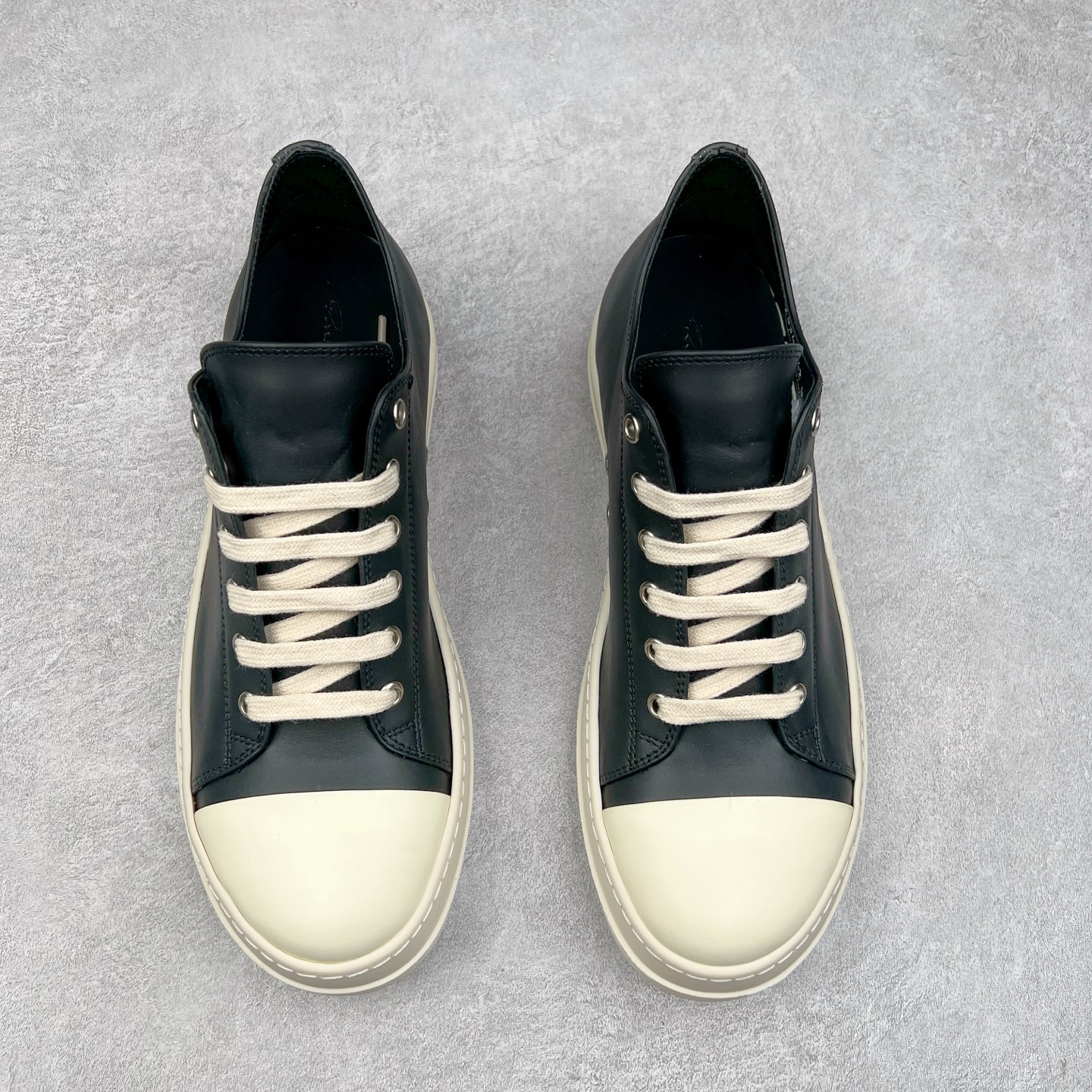 图片[2]-Rick Owens 瑞克·欧文斯 RO低帮布面时尚板鞋 一比一规格礼盒装 重达3斤以上 配有日文、英文 双语种配件卡片 细节诠释 一件不落 鞋盒三标 正面+底部都一一做到 虽然增加不了实质的成本 但是打磨产品的细节 再微小也会还原 尺码：35 36 37 38 39 40 41 42 43 44 45-选品中心