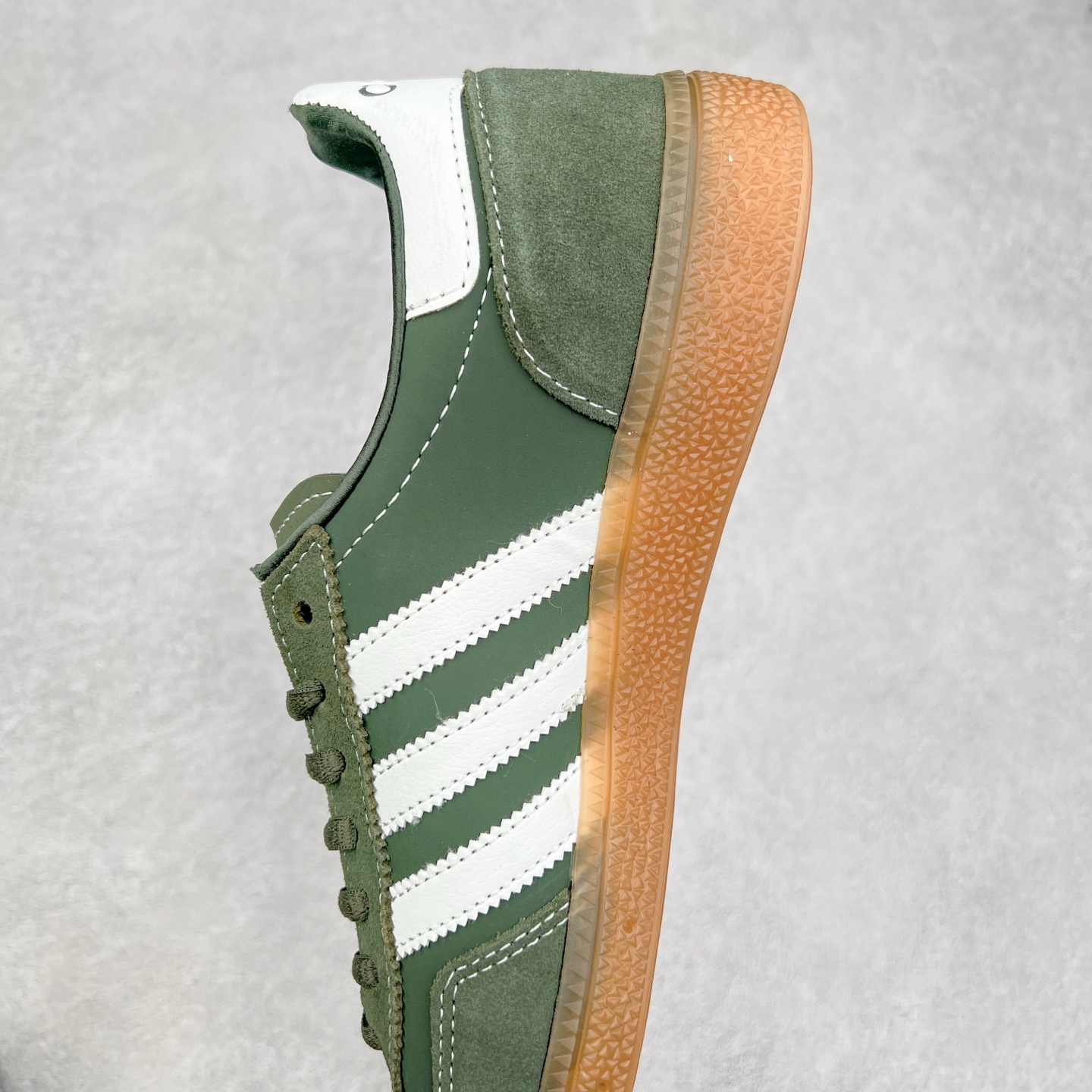 图片[7]-AD Originals Handball SPZL 手球运动员系列百搭休闲运动板鞋 JP7067 这款来自阿迪达斯的这款HANDBALL SPZL前身是一双手球运动鞋，这一次拿来复刻，所以鞋面的主要色彩选用了黑色， 鞋面外侧除了Spezial字母之外还有三叶草标志。Handball SPZL作为复古手球训练鞋与作为室内足球鞋的Samba有着异曲同工之处，但是质感更为出众的鞋身以及丰富的配色选择比起Samba来讲可以说是更胜一筹了！尺码：36 36⅔ 37⅓ 38 38⅔ 39⅓ 40 40⅔ 41⅓ 42 42⅔ 43⅓ 44 45-选品中心