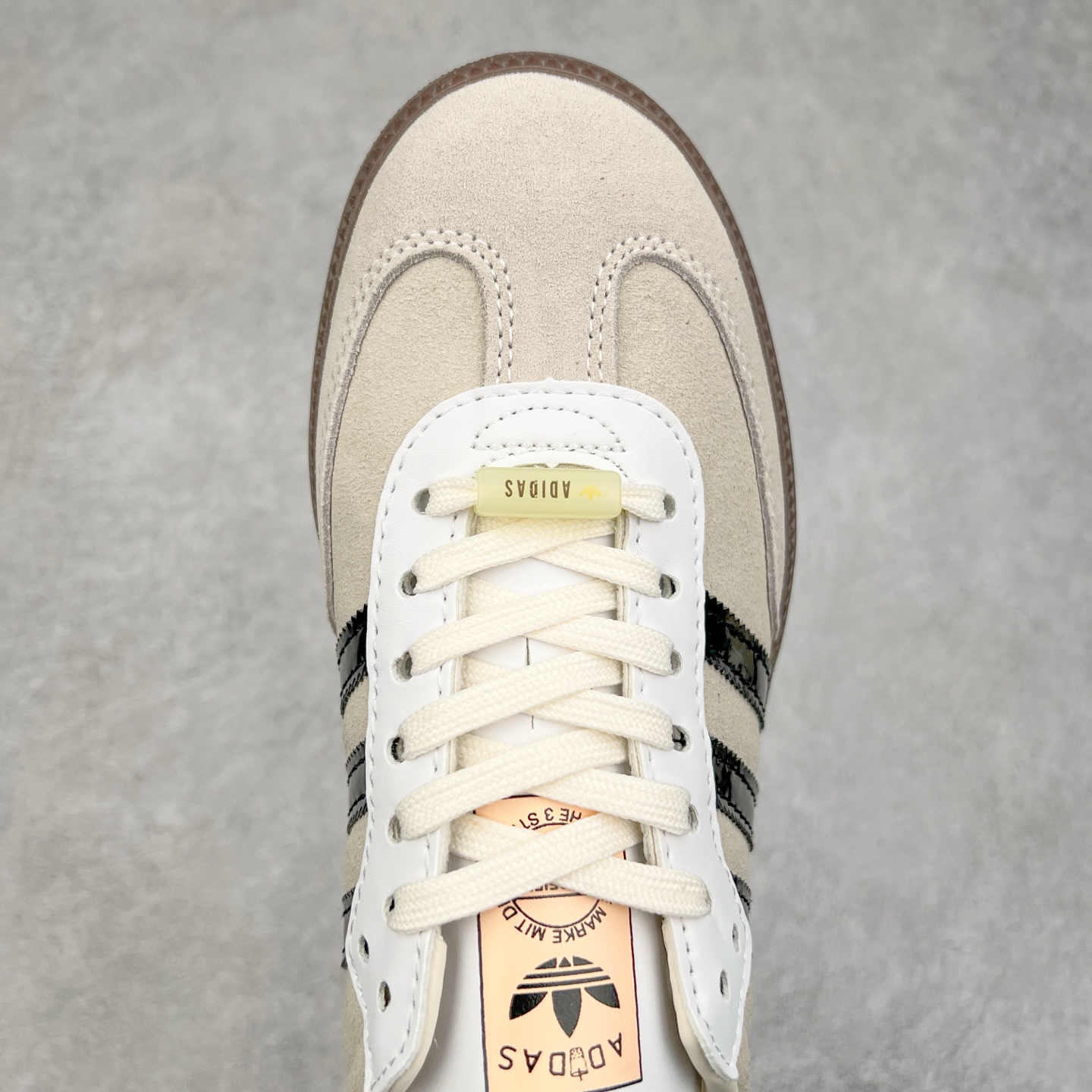 图片[4]-AD Original Samba OG 复古经典轻便板鞋 JP5197 这款桑巴鞋展示了高质量的工艺 带有装饰的超锁缝制和无缝的手感 柔软、柔软的皮革造型和标志性的3条纹完成了精致的外观 正规合身鞋带 鞋面上有绒面鞋垫 橡胶鞋底 享受正畸套筒软感 自50年代首次亮相以来就一直在赢得粉丝的青睐 尺码：36 36.5 37.5 38 38.5 39 40 40.5 41 42 42.5 43 44 44.5 45-选品中心