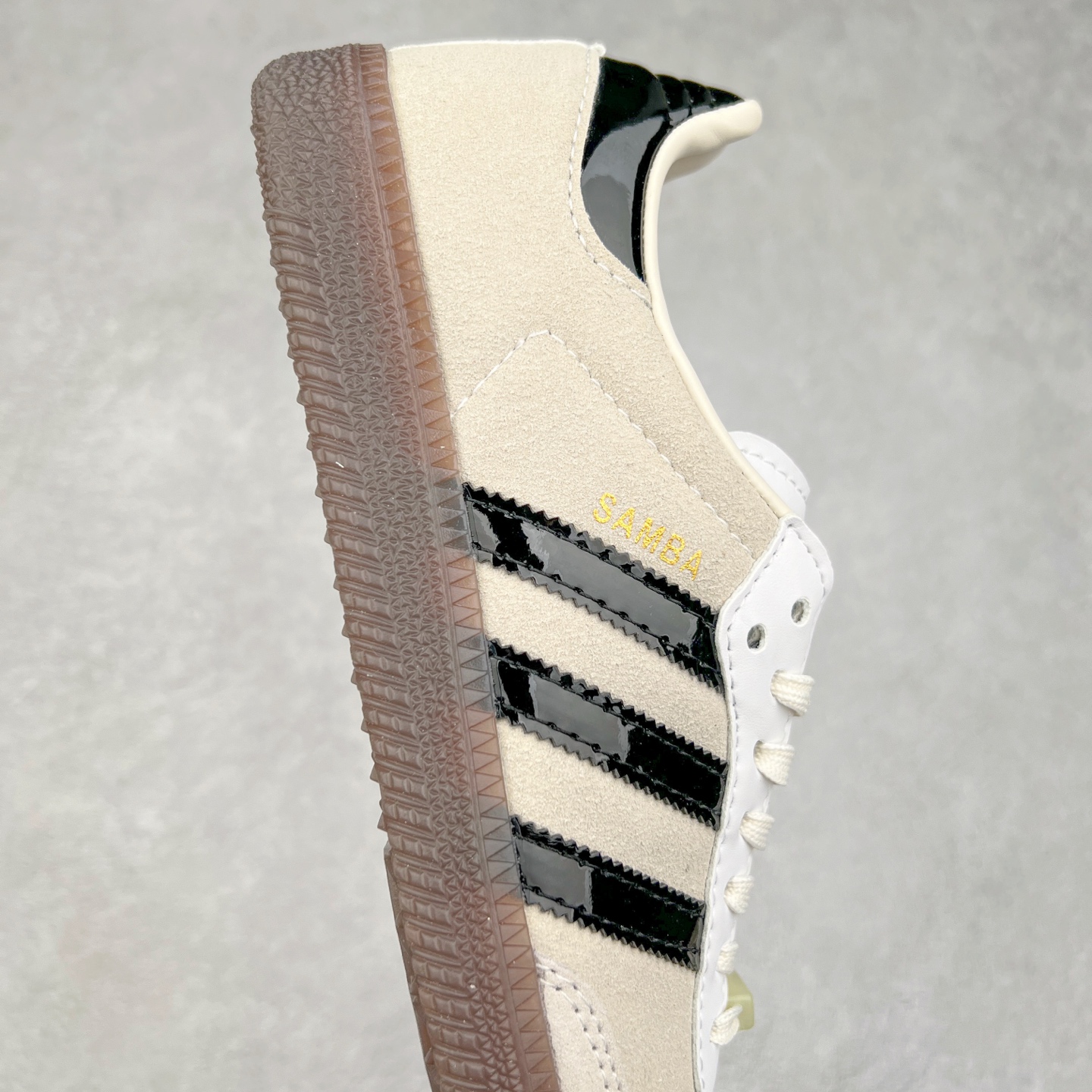 图片[6]-AD Original Samba OG 复古经典轻便板鞋 JP5197 这款桑巴鞋展示了高质量的工艺 带有装饰的超锁缝制和无缝的手感 柔软、柔软的皮革造型和标志性的3条纹完成了精致的外观 正规合身鞋带 鞋面上有绒面鞋垫 橡胶鞋底 享受正畸套筒软感 自50年代首次亮相以来就一直在赢得粉丝的青睐 尺码：36 36.5 37.5 38 38.5 39 40 40.5 41 42 42.5 43 44 44.5 45-选品中心