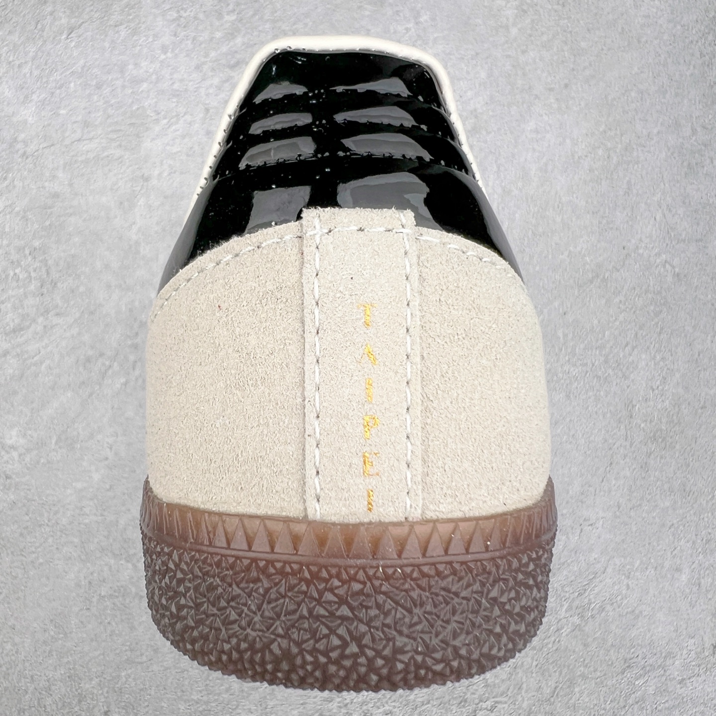 图片[8]-AD Original Samba OG 复古经典轻便板鞋 JP5197 这款桑巴鞋展示了高质量的工艺 带有装饰的超锁缝制和无缝的手感 柔软、柔软的皮革造型和标志性的3条纹完成了精致的外观 正规合身鞋带 鞋面上有绒面鞋垫 橡胶鞋底 享受正畸套筒软感 自50年代首次亮相以来就一直在赢得粉丝的青睐 尺码：36 36.5 37.5 38 38.5 39 40 40.5 41 42 42.5 43 44 44.5 45-选品中心