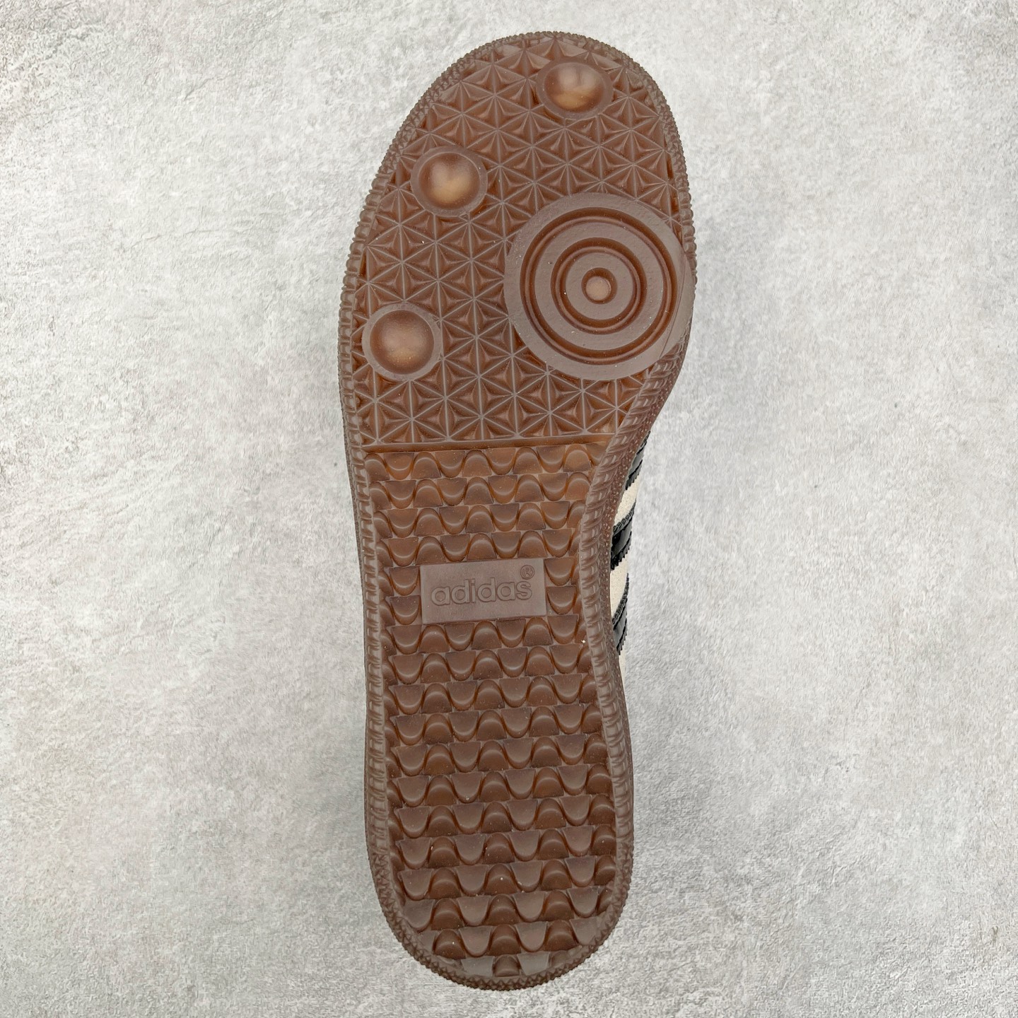 图片[9]-AD Original Samba OG 复古经典轻便板鞋 JP5197 这款桑巴鞋展示了高质量的工艺 带有装饰的超锁缝制和无缝的手感 柔软、柔软的皮革造型和标志性的3条纹完成了精致的外观 正规合身鞋带 鞋面上有绒面鞋垫 橡胶鞋底 享受正畸套筒软感 自50年代首次亮相以来就一直在赢得粉丝的青睐 尺码：36 36.5 37.5 38 38.5 39 40 40.5 41 42 42.5 43 44 44.5 45-选品中心