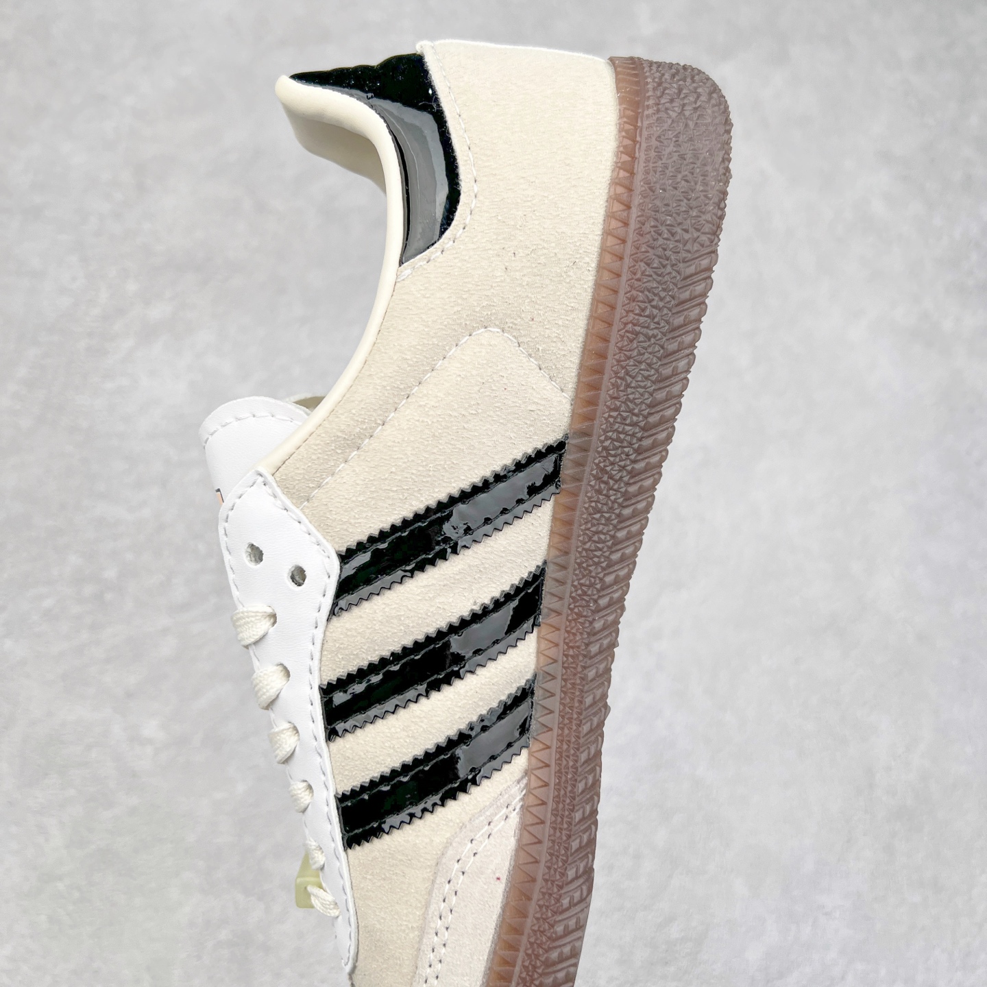 图片[7]-AD Original Samba OG 复古经典轻便板鞋 JP5197 这款桑巴鞋展示了高质量的工艺 带有装饰的超锁缝制和无缝的手感 柔软、柔软的皮革造型和标志性的3条纹完成了精致的外观 正规合身鞋带 鞋面上有绒面鞋垫 橡胶鞋底 享受正畸套筒软感 自50年代首次亮相以来就一直在赢得粉丝的青睐 尺码：36 36.5 37.5 38 38.5 39 40 40.5 41 42 42.5 43 44 44.5 45-选品中心