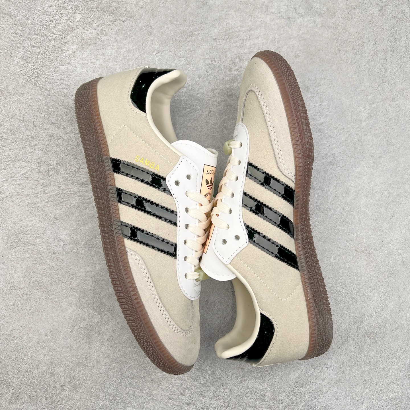 图片[3]-AD Original Samba OG 复古经典轻便板鞋 JP5197 这款桑巴鞋展示了高质量的工艺 带有装饰的超锁缝制和无缝的手感 柔软、柔软的皮革造型和标志性的3条纹完成了精致的外观 正规合身鞋带 鞋面上有绒面鞋垫 橡胶鞋底 享受正畸套筒软感 自50年代首次亮相以来就一直在赢得粉丝的青睐 尺码：36 36.5 37.5 38 38.5 39 40 40.5 41 42 42.5 43 44 44.5 45-选品中心