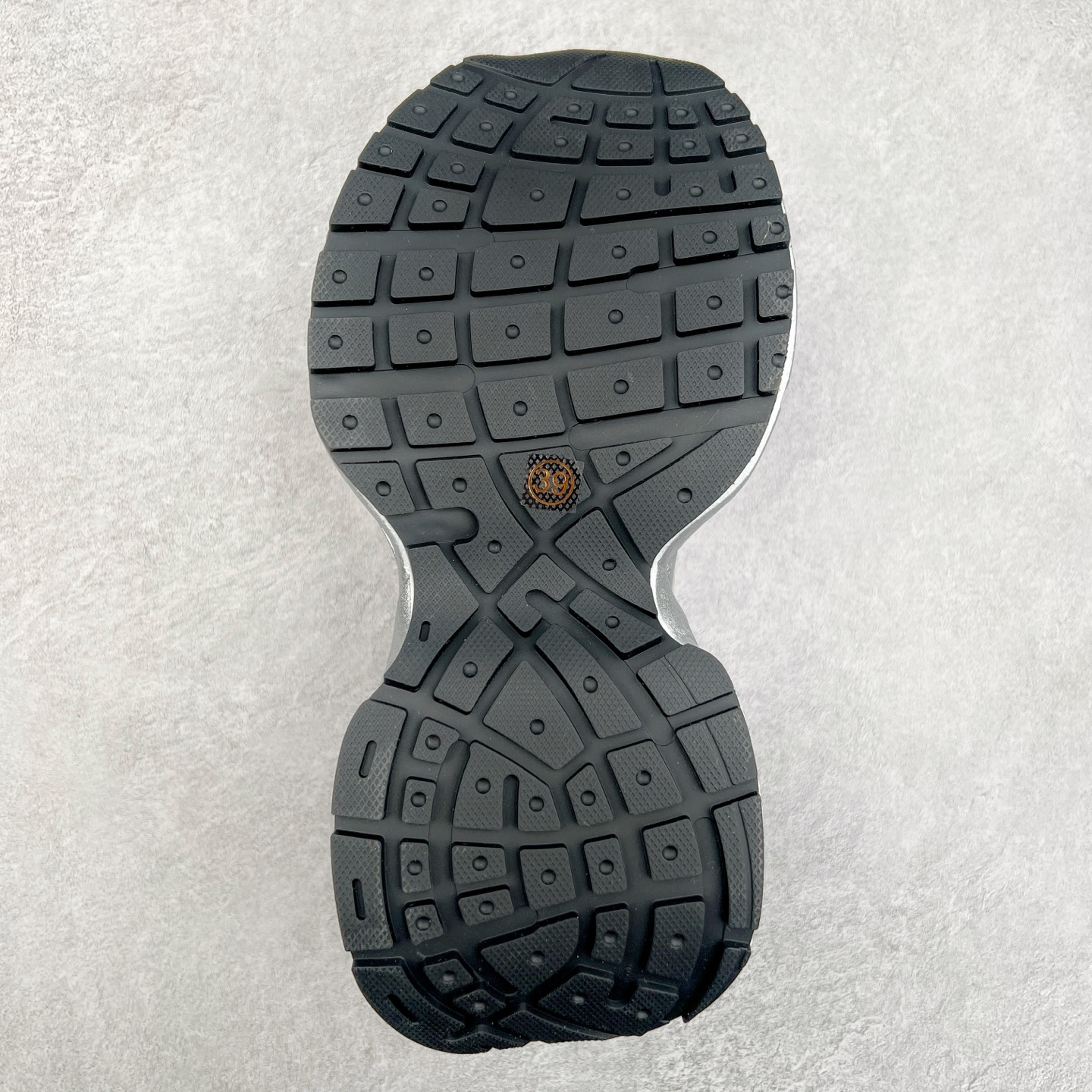 图片[9]-GG-CC Chunky Low安哥拉红休闲运动老爹鞋系列 广东大厂出品 完美细节 25ss春季新款 大长腿 时髦look轻松定格 不费力展现率性氛围 酷帅机能风不规则设计大底 GGCC 银灰红色拼色造型设计 轻便舒适百搭 不管怎么搭都敲好看~尺码：35 36 37 38 39 40-选品中心