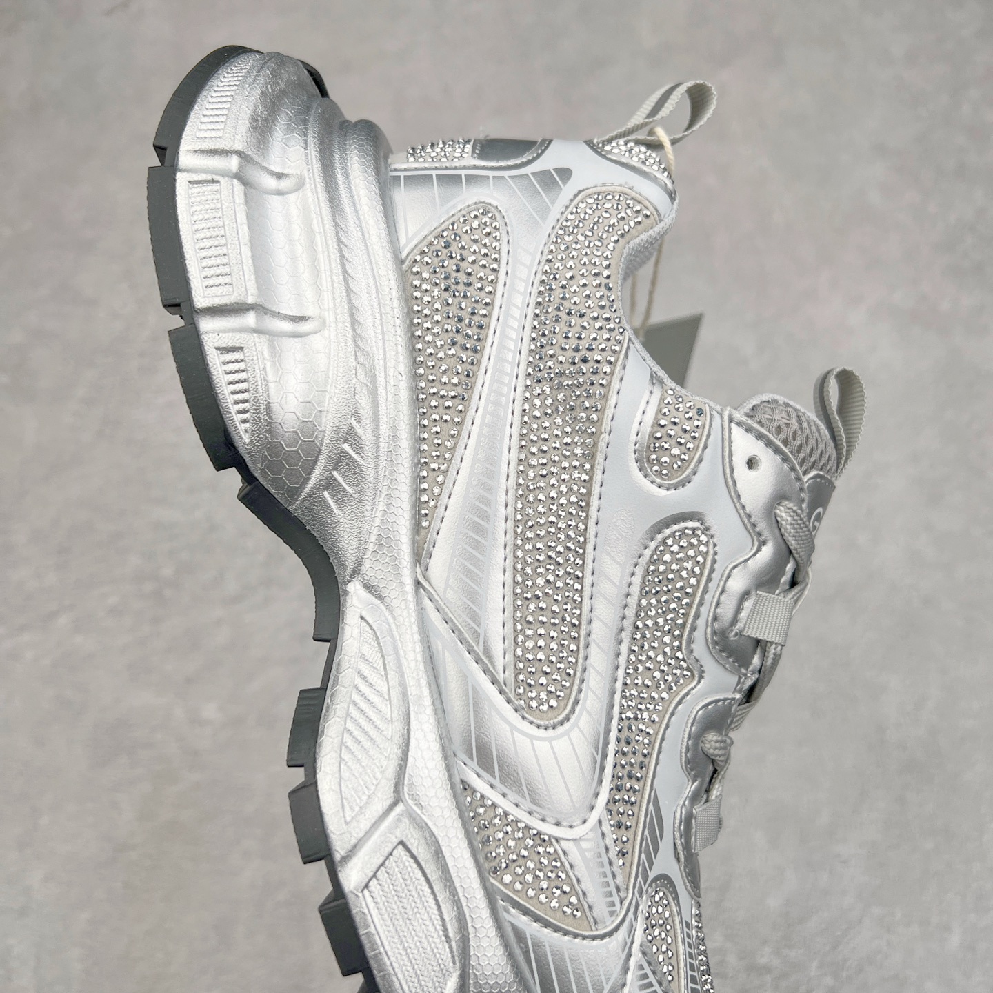 图片[6]-GG-CC Chunky Low安哥拉红休闲运动老爹鞋系列 广东大厂出品 完美细节 25ss春季新款 大长腿 时髦look轻松定格 不费力展现率性氛围 酷帅机能风不规则设计大底 GGCC 银灰红色拼色造型设计 轻便舒适百搭 不管怎么搭都敲好看~尺码：35 36 37 38 39 40-选品中心