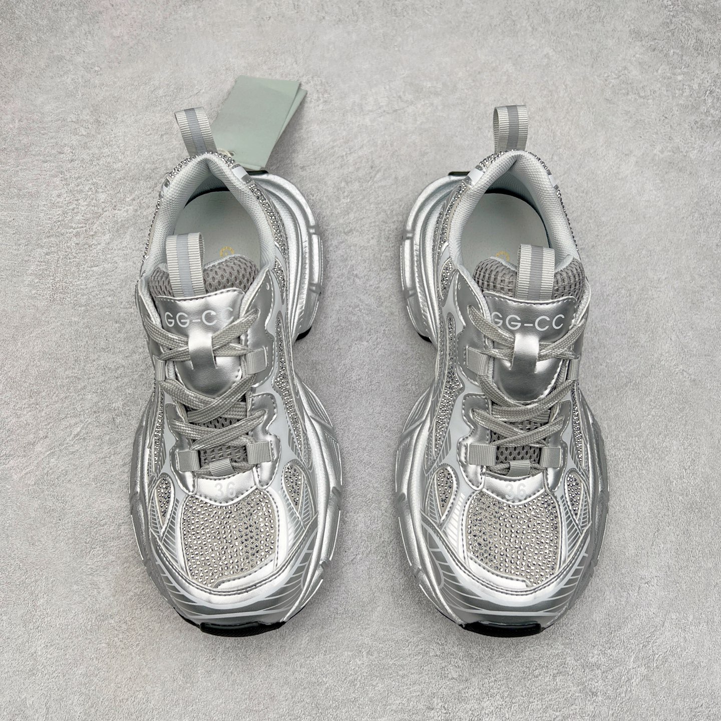 图片[2]-GG-CC Chunky Low安哥拉红休闲运动老爹鞋系列 广东大厂出品 完美细节 25ss春季新款 大长腿 时髦look轻松定格 不费力展现率性氛围 酷帅机能风不规则设计大底 GGCC 银灰红色拼色造型设计 轻便舒适百搭 不管怎么搭都敲好看~尺码：35 36 37 38 39 40-选品中心