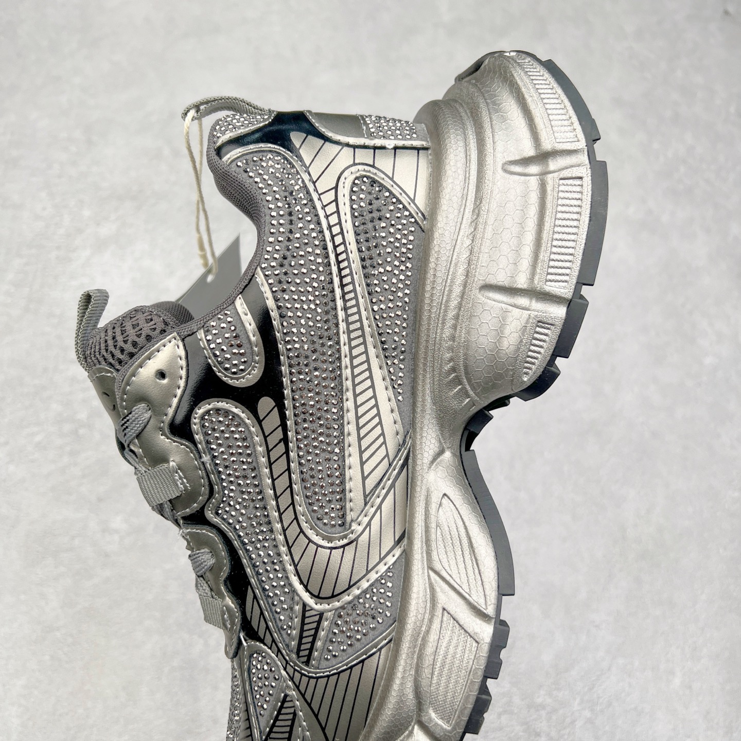 图片[7]-GG-CC Chunky Low安哥拉红休闲运动老爹鞋系列 广东大厂出品 完美细节 25ss春季新款 大长腿 时髦look轻松定格 不费力展现率性氛围 酷帅机能风不规则设计大底 GGCC 银灰红色拼色造型设计 轻便舒适百搭 不管怎么搭都敲好看~尺码：35 36 37 38 39 40-选品中心