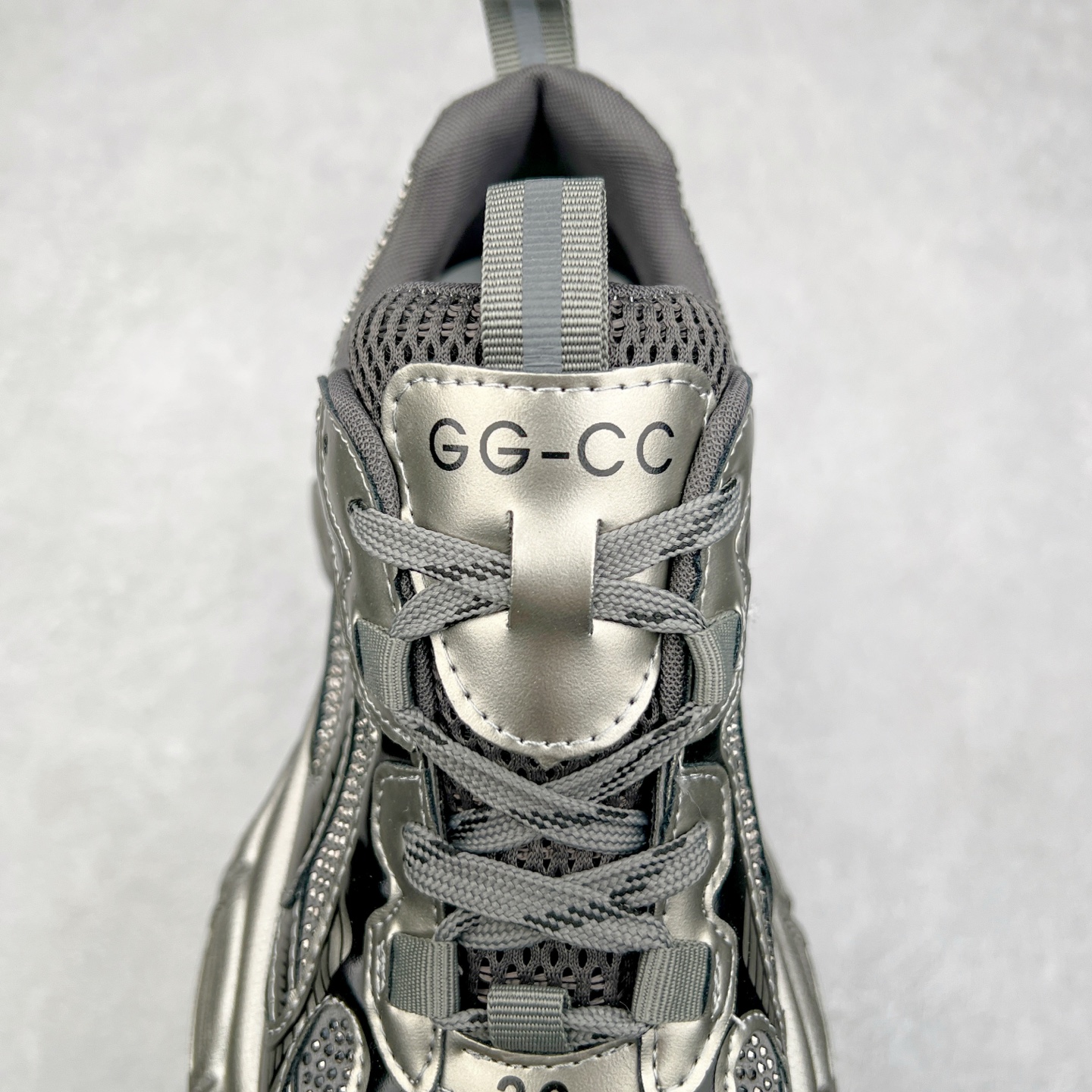 图片[5]-GG-CC Chunky Low安哥拉红休闲运动老爹鞋系列 广东大厂出品 完美细节 25ss春季新款 大长腿 时髦look轻松定格 不费力展现率性氛围 酷帅机能风不规则设计大底 GGCC 银灰红色拼色造型设计 轻便舒适百搭 不管怎么搭都敲好看~尺码：35 36 37 38 39 40-选品中心