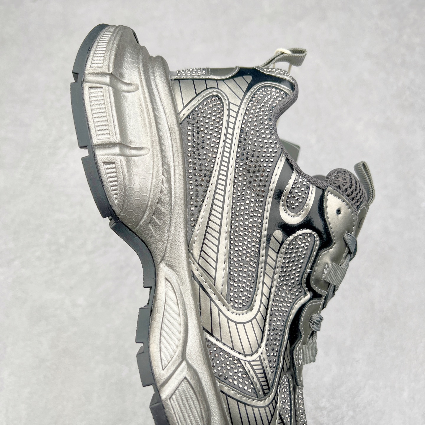 图片[6]-GG-CC Chunky Low安哥拉红休闲运动老爹鞋系列 广东大厂出品 完美细节 25ss春季新款 大长腿 时髦look轻松定格 不费力展现率性氛围 酷帅机能风不规则设计大底 GGCC 银灰红色拼色造型设计 轻便舒适百搭 不管怎么搭都敲好看~尺码：35 36 37 38 39 40-选品中心