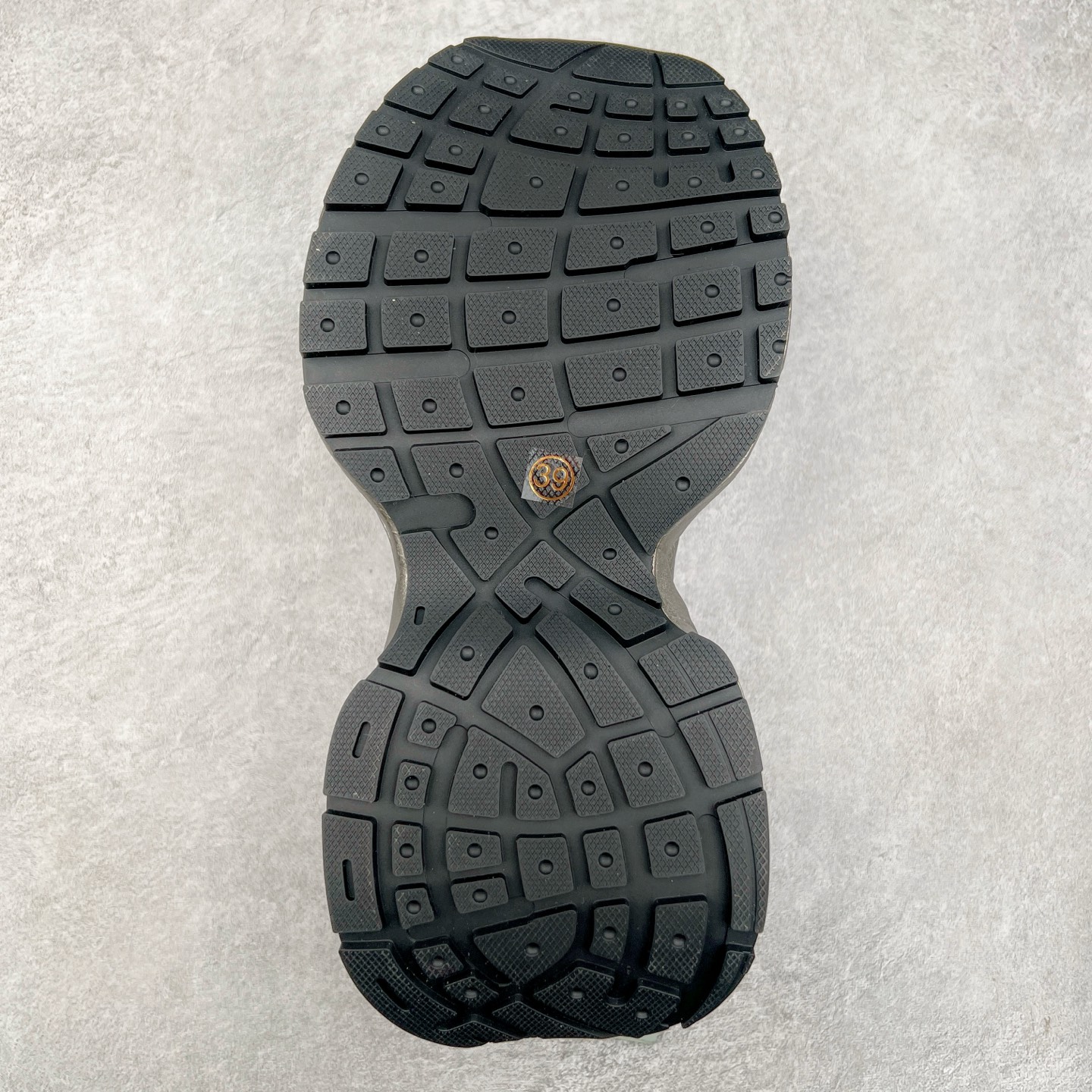 图片[9]-GG-CC Chunky Low安哥拉红休闲运动老爹鞋系列 广东大厂出品 完美细节 25ss春季新款 大长腿 时髦look轻松定格 不费力展现率性氛围 酷帅机能风不规则设计大底 GGCC 银灰红色拼色造型设计 轻便舒适百搭 不管怎么搭都敲好看~尺码：35 36 37 38 39 40-选品中心