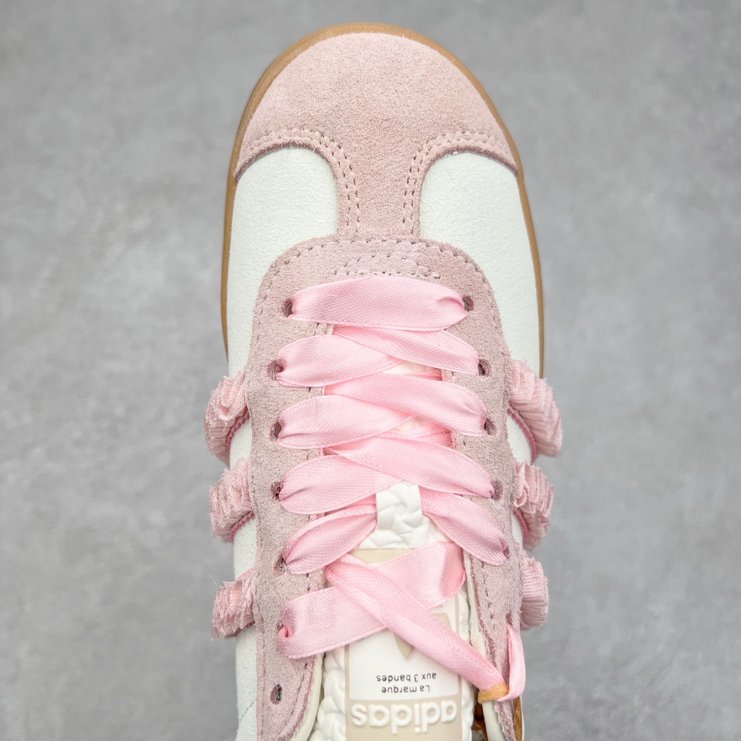 图片[4]-AD Originals Gazelle Bold W 羚羊松糕系列复古百搭厚底增高低帮休闲运动板鞋 JR8374 新的一年就要换新的打扮啦！除了设定变美、健身、减肥等目标外，你已经可以利用鞋子来“偷偷改善身材比例”的愿望了！ 因为有一句话。身高不够。鞋子来凑~赶快入手以下各大运动品牌最新推出的“厚底增高运动鞋”吧。 是最好穿最百搭的长腿神器。 重点是……不仅价格不错～鞋子也不错啊！Originals的Gazelle Bold鞋款打造出「超厚底版本」！延续流线鞋型、经典麂皮材质、白色三条线和侧面烫金标志的复古外型，奶油白鞋底高度直接乘3，出门搭上它，保证一路步步高升。尺码：36 36⅔ 37⅓ 38 38⅔ 39⅓ 40 40.5 41-选品中心