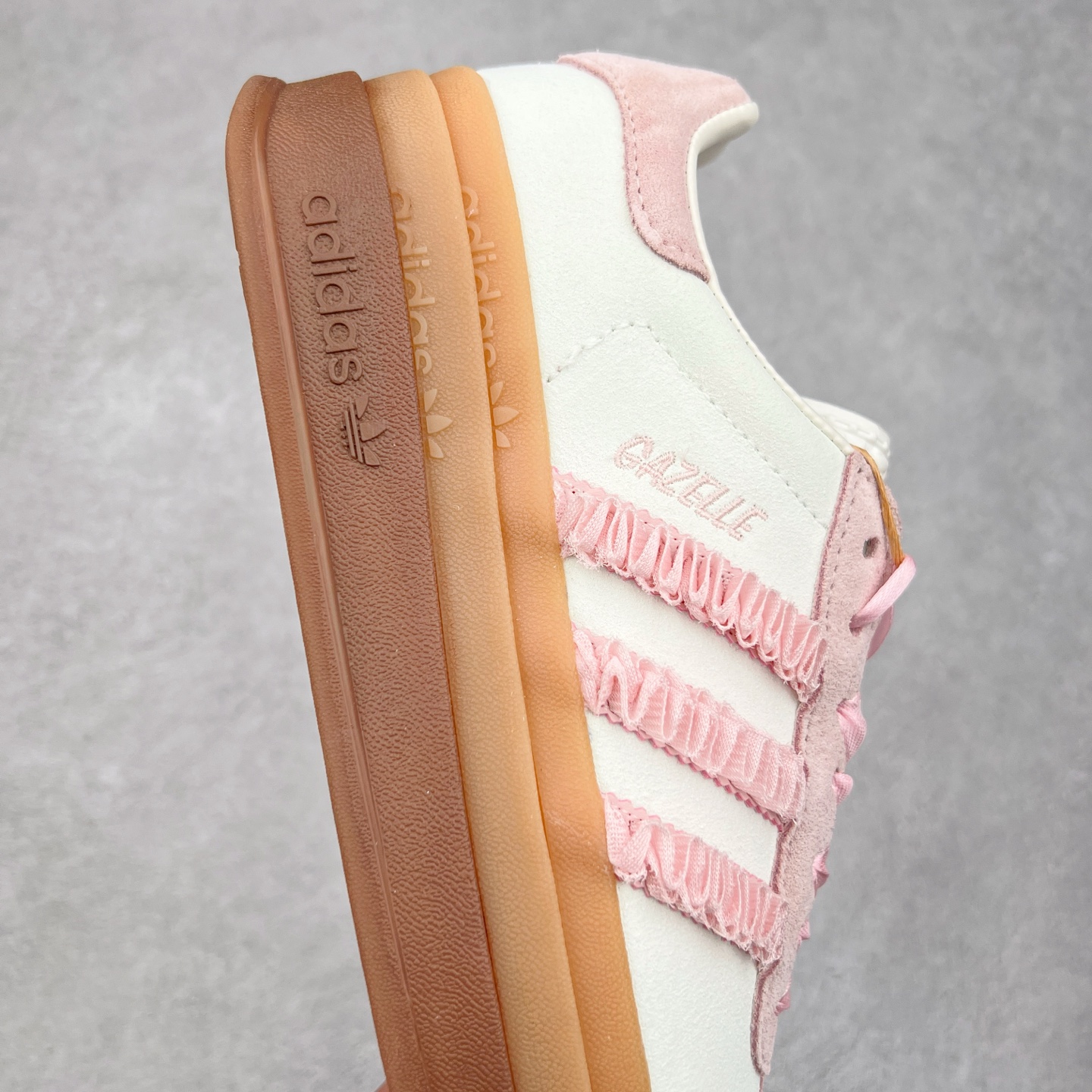 图片[6]-AD Originals Gazelle Bold W 羚羊松糕系列复古百搭厚底增高低帮休闲运动板鞋 JR8374 新的一年就要换新的打扮啦！除了设定变美、健身、减肥等目标外，你已经可以利用鞋子来“偷偷改善身材比例”的愿望了！ 因为有一句话。身高不够。鞋子来凑~赶快入手以下各大运动品牌最新推出的“厚底增高运动鞋”吧。 是最好穿最百搭的长腿神器。 重点是……不仅价格不错～鞋子也不错啊！Originals的Gazelle Bold鞋款打造出「超厚底版本」！延续流线鞋型、经典麂皮材质、白色三条线和侧面烫金标志的复古外型，奶油白鞋底高度直接乘3，出门搭上它，保证一路步步高升。尺码：36 36⅔ 37⅓ 38 38⅔ 39⅓ 40 40.5 41-选品中心