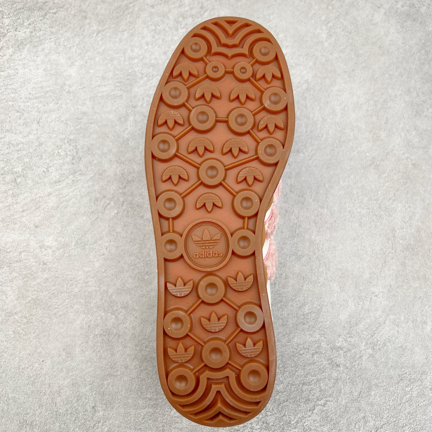 图片[9]-AD Originals Gazelle Bold W 羚羊松糕系列复古百搭厚底增高低帮休闲运动板鞋 JR8374 新的一年就要换新的打扮啦！除了设定变美、健身、减肥等目标外，你已经可以利用鞋子来“偷偷改善身材比例”的愿望了！ 因为有一句话。身高不够。鞋子来凑~赶快入手以下各大运动品牌最新推出的“厚底增高运动鞋”吧。 是最好穿最百搭的长腿神器。 重点是……不仅价格不错～鞋子也不错啊！Originals的Gazelle Bold鞋款打造出「超厚底版本」！延续流线鞋型、经典麂皮材质、白色三条线和侧面烫金标志的复古外型，奶油白鞋底高度直接乘3，出门搭上它，保证一路步步高升。尺码：36 36⅔ 37⅓ 38 38⅔ 39⅓ 40 40.5 41-选品中心