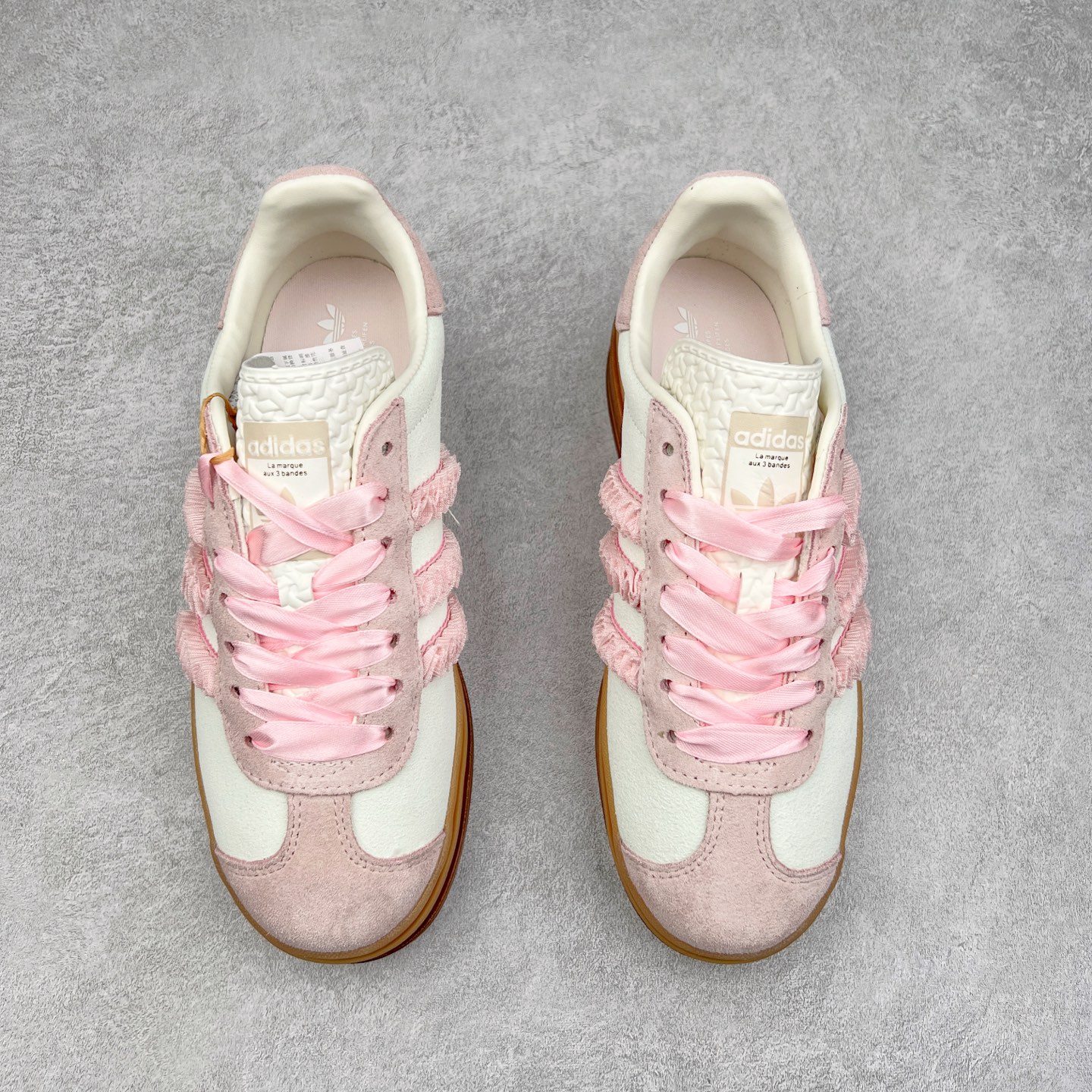 图片[2]-AD Originals Gazelle Bold W 羚羊松糕系列复古百搭厚底增高低帮休闲运动板鞋 JR8374 新的一年就要换新的打扮啦！除了设定变美、健身、减肥等目标外，你已经可以利用鞋子来“偷偷改善身材比例”的愿望了！ 因为有一句话。身高不够。鞋子来凑~赶快入手以下各大运动品牌最新推出的“厚底增高运动鞋”吧。 是最好穿最百搭的长腿神器。 重点是……不仅价格不错～鞋子也不错啊！Originals的Gazelle Bold鞋款打造出「超厚底版本」！延续流线鞋型、经典麂皮材质、白色三条线和侧面烫金标志的复古外型，奶油白鞋底高度直接乘3，出门搭上它，保证一路步步高升。尺码：36 36⅔ 37⅓ 38 38⅔ 39⅓ 40 40.5 41-选品中心