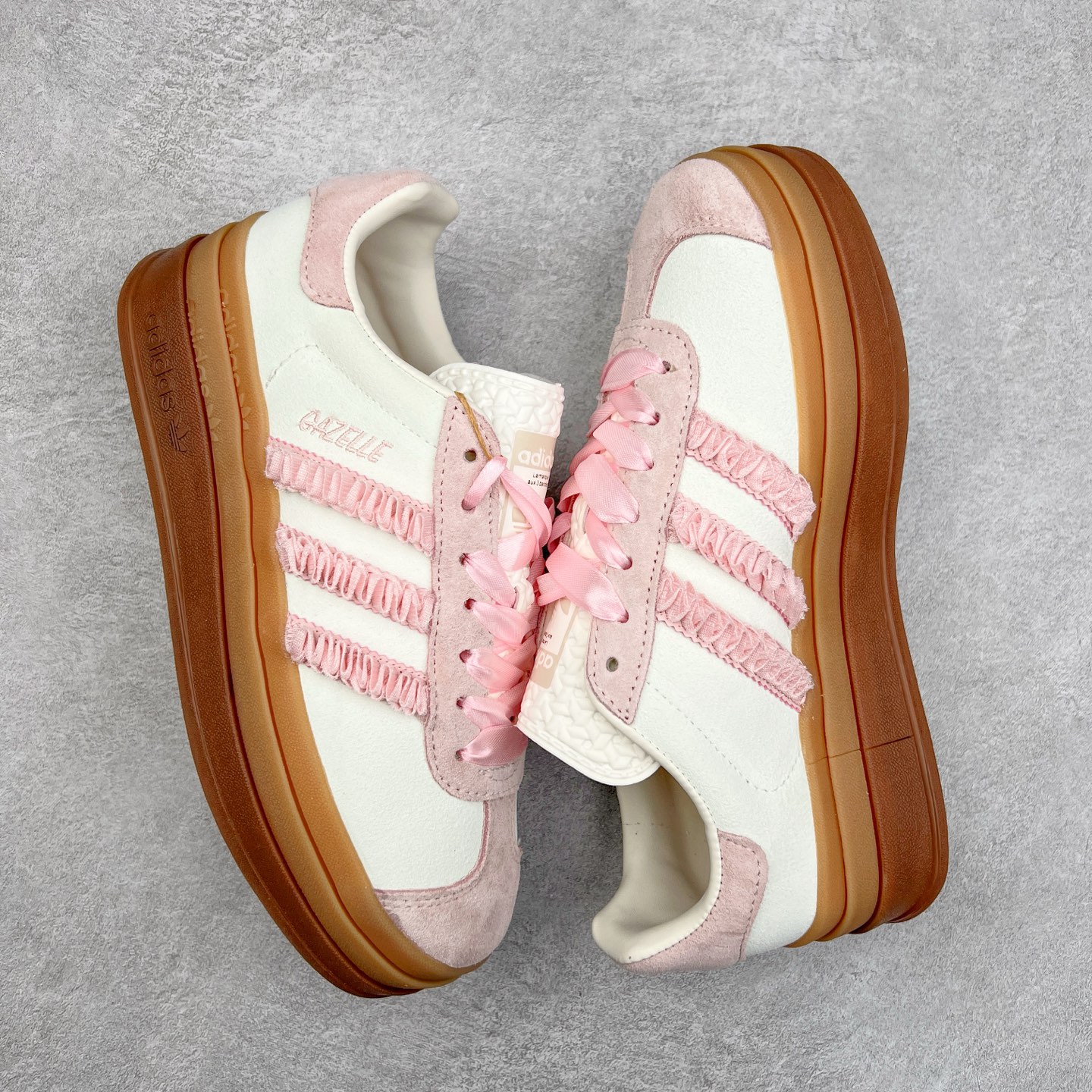 图片[3]-AD Originals Gazelle Bold W 羚羊松糕系列复古百搭厚底增高低帮休闲运动板鞋 JR8374 新的一年就要换新的打扮啦！除了设定变美、健身、减肥等目标外，你已经可以利用鞋子来“偷偷改善身材比例”的愿望了！ 因为有一句话。身高不够。鞋子来凑~赶快入手以下各大运动品牌最新推出的“厚底增高运动鞋”吧。 是最好穿最百搭的长腿神器。 重点是……不仅价格不错～鞋子也不错啊！Originals的Gazelle Bold鞋款打造出「超厚底版本」！延续流线鞋型、经典麂皮材质、白色三条线和侧面烫金标志的复古外型，奶油白鞋底高度直接乘3，出门搭上它，保证一路步步高升。尺码：36 36⅔ 37⅓ 38 38⅔ 39⅓ 40 40.5 41-选品中心