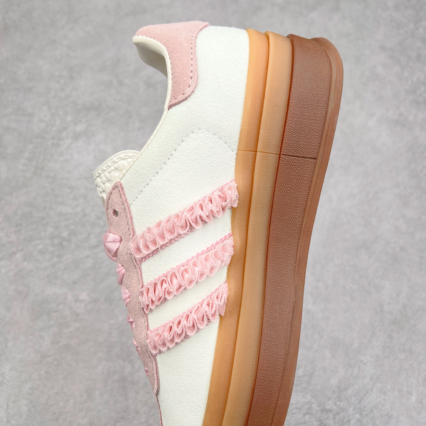 图片[7]-AD Originals Gazelle Bold W 羚羊松糕系列复古百搭厚底增高低帮休闲运动板鞋 JR8374 新的一年就要换新的打扮啦！除了设定变美、健身、减肥等目标外，你已经可以利用鞋子来“偷偷改善身材比例”的愿望了！ 因为有一句话。身高不够。鞋子来凑~赶快入手以下各大运动品牌最新推出的“厚底增高运动鞋”吧。 是最好穿最百搭的长腿神器。 重点是……不仅价格不错～鞋子也不错啊！Originals的Gazelle Bold鞋款打造出「超厚底版本」！延续流线鞋型、经典麂皮材质、白色三条线和侧面烫金标志的复古外型，奶油白鞋底高度直接乘3，出门搭上它，保证一路步步高升。尺码：36 36⅔ 37⅓ 38 38⅔ 39⅓ 40 40.5 41-选品中心