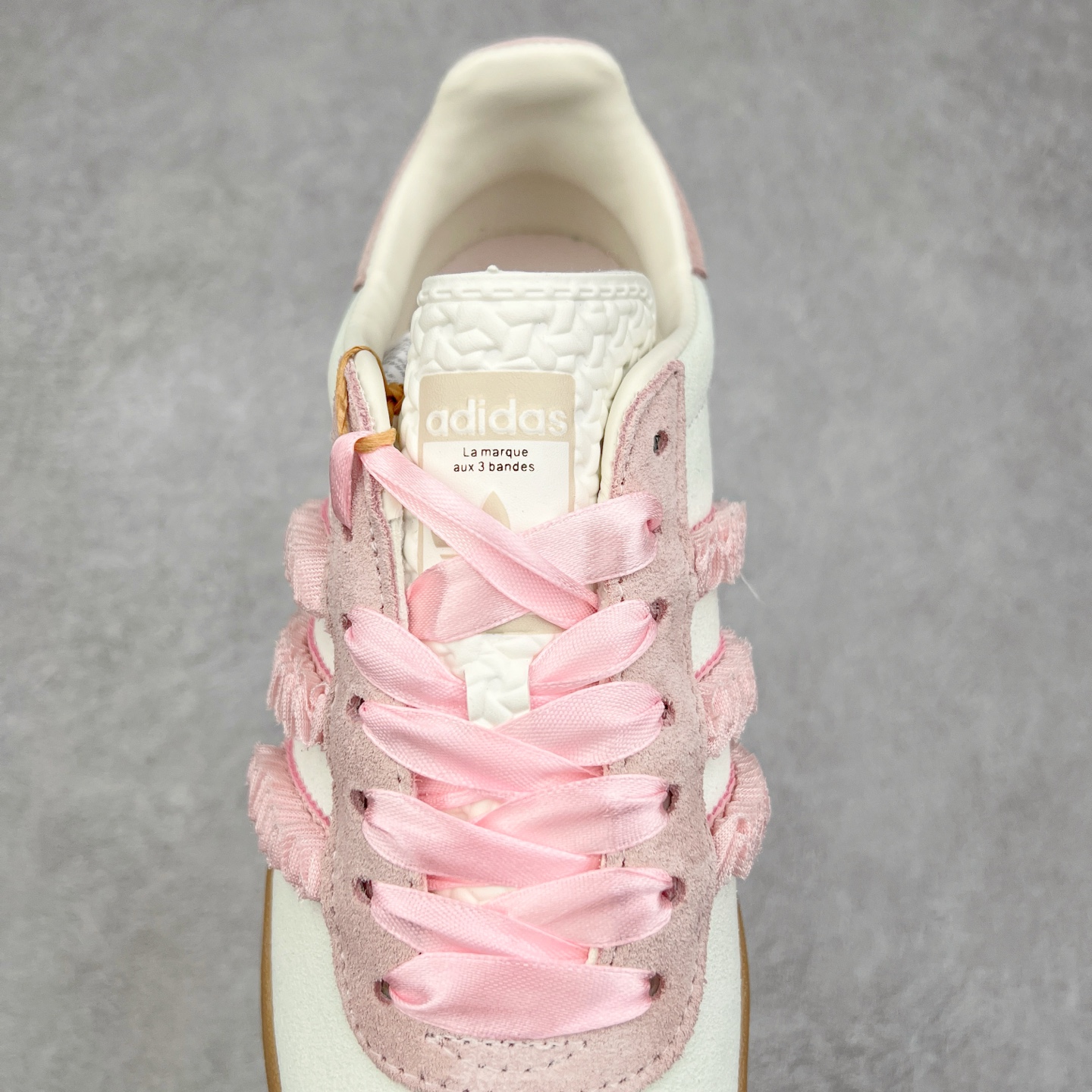 图片[5]-AD Originals Gazelle Bold W 羚羊松糕系列复古百搭厚底增高低帮休闲运动板鞋 JR8374 新的一年就要换新的打扮啦！除了设定变美、健身、减肥等目标外，你已经可以利用鞋子来“偷偷改善身材比例”的愿望了！ 因为有一句话。身高不够。鞋子来凑~赶快入手以下各大运动品牌最新推出的“厚底增高运动鞋”吧。 是最好穿最百搭的长腿神器。 重点是……不仅价格不错～鞋子也不错啊！Originals的Gazelle Bold鞋款打造出「超厚底版本」！延续流线鞋型、经典麂皮材质、白色三条线和侧面烫金标志的复古外型，奶油白鞋底高度直接乘3，出门搭上它，保证一路步步高升。尺码：36 36⅔ 37⅓ 38 38⅔ 39⅓ 40 40.5 41-选品中心