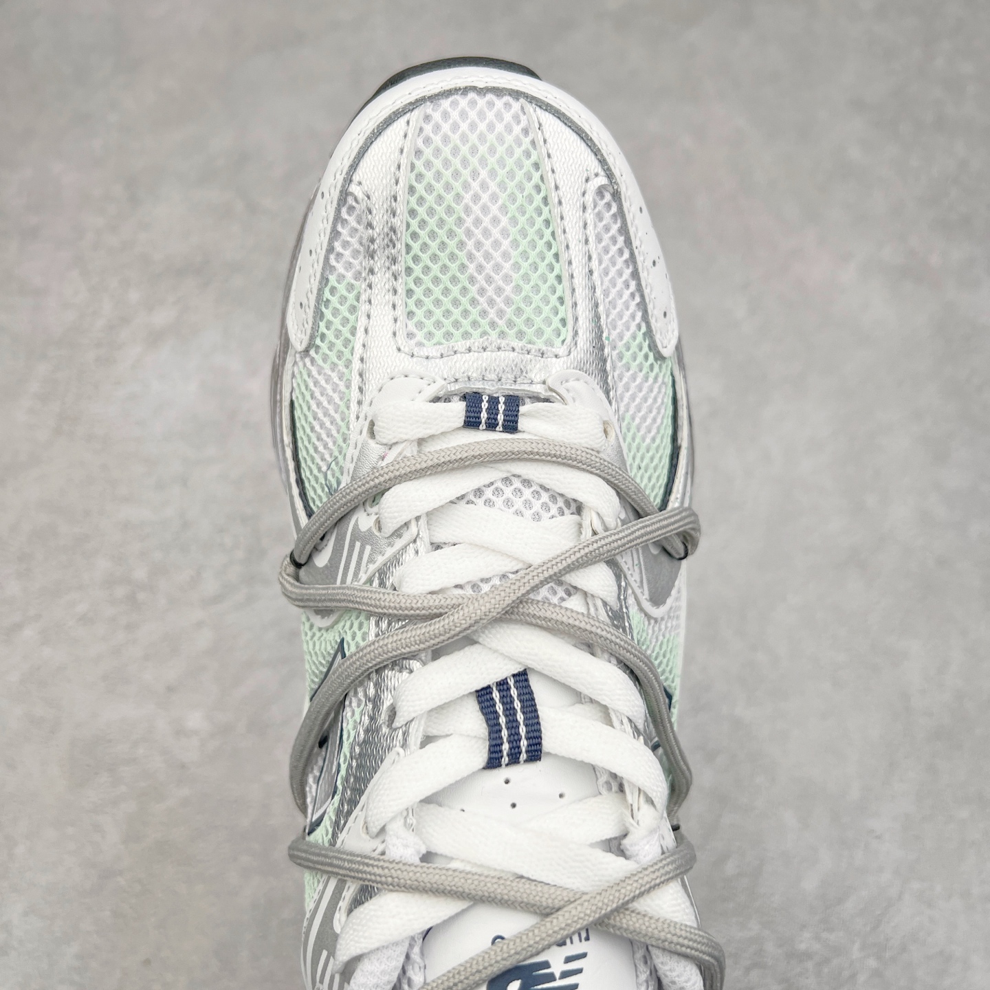 图片[4]-New Balance NB530 新百伦复古透气跑步鞋 抛弃过往以皮革为主的人气轮廓 以极具复古风范的跑鞋外观呈现 设计上全鞋以简约清爽的纯白色作基底 鞋身覆盖大面积织物网眼材质 并于鞋头、鞋带孔眼片等细节处点缀对比鲜明的反光银镀层凸显 鞋舌、侧身等位置则辅以一贯的「N」字标志和品牌徽标彰显身份 最后通过搭载的 ABZORB 缓震中底完善整体造型 尺码：36 37 37.5 38 38.5 39 40 40.5 41 42 42.5 43 44 45-选品中心