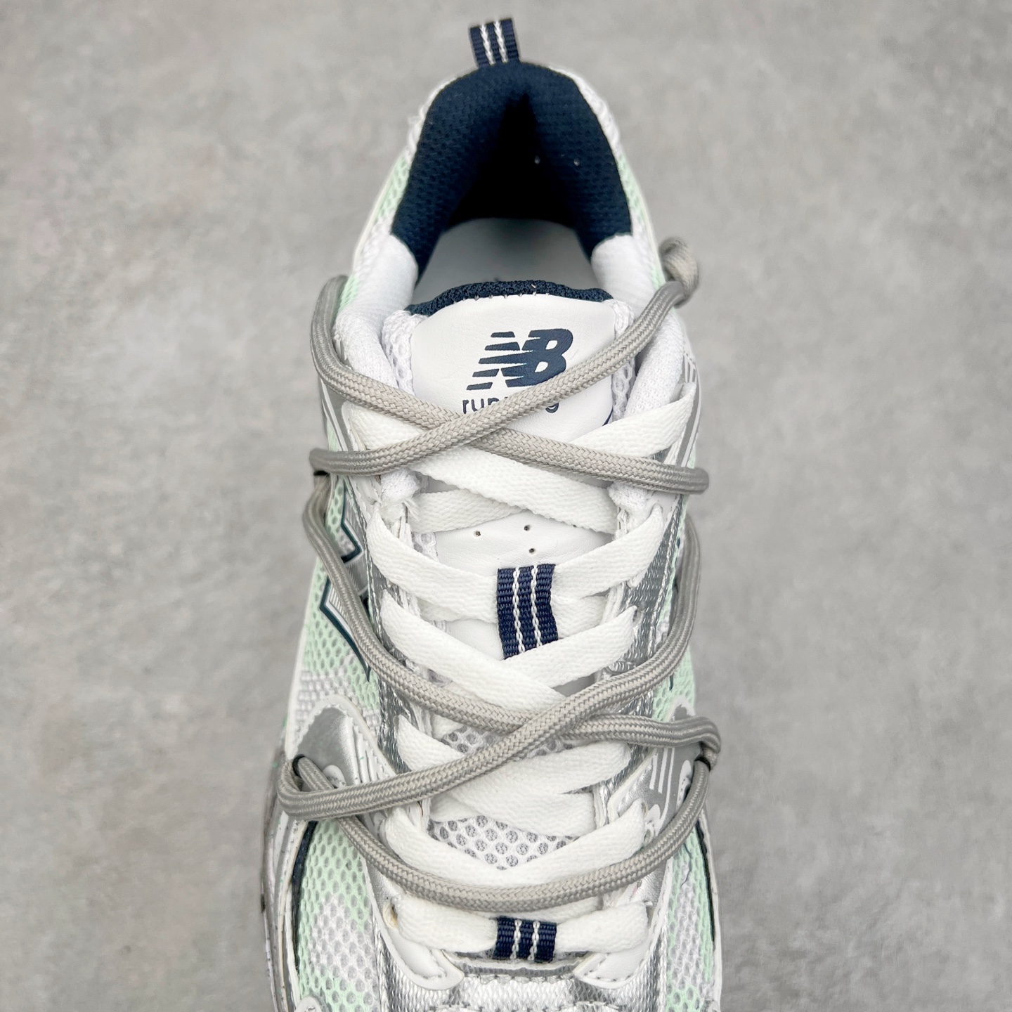 图片[5]-New Balance NB530 新百伦复古透气跑步鞋 抛弃过往以皮革为主的人气轮廓 以极具复古风范的跑鞋外观呈现 设计上全鞋以简约清爽的纯白色作基底 鞋身覆盖大面积织物网眼材质 并于鞋头、鞋带孔眼片等细节处点缀对比鲜明的反光银镀层凸显 鞋舌、侧身等位置则辅以一贯的「N」字标志和品牌徽标彰显身份 最后通过搭载的 ABZORB 缓震中底完善整体造型 尺码：36 37 37.5 38 38.5 39 40 40.5 41 42 42.5 43 44 45-选品中心