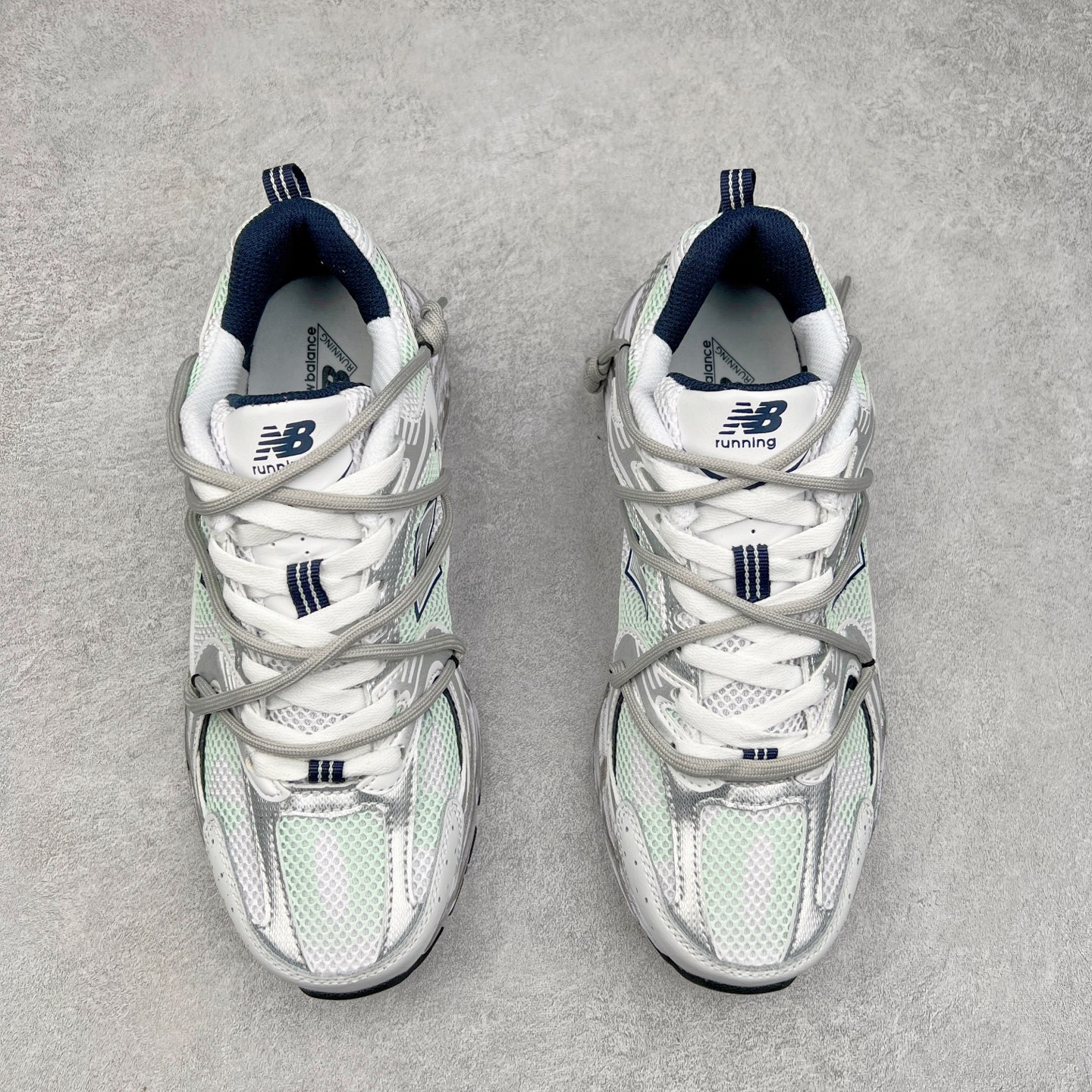 图片[2]-New Balance NB530 新百伦复古透气跑步鞋 抛弃过往以皮革为主的人气轮廓 以极具复古风范的跑鞋外观呈现 设计上全鞋以简约清爽的纯白色作基底 鞋身覆盖大面积织物网眼材质 并于鞋头、鞋带孔眼片等细节处点缀对比鲜明的反光银镀层凸显 鞋舌、侧身等位置则辅以一贯的「N」字标志和品牌徽标彰显身份 最后通过搭载的 ABZORB 缓震中底完善整体造型 尺码：36 37 37.5 38 38.5 39 40 40.5 41 42 42.5 43 44 45-选品中心