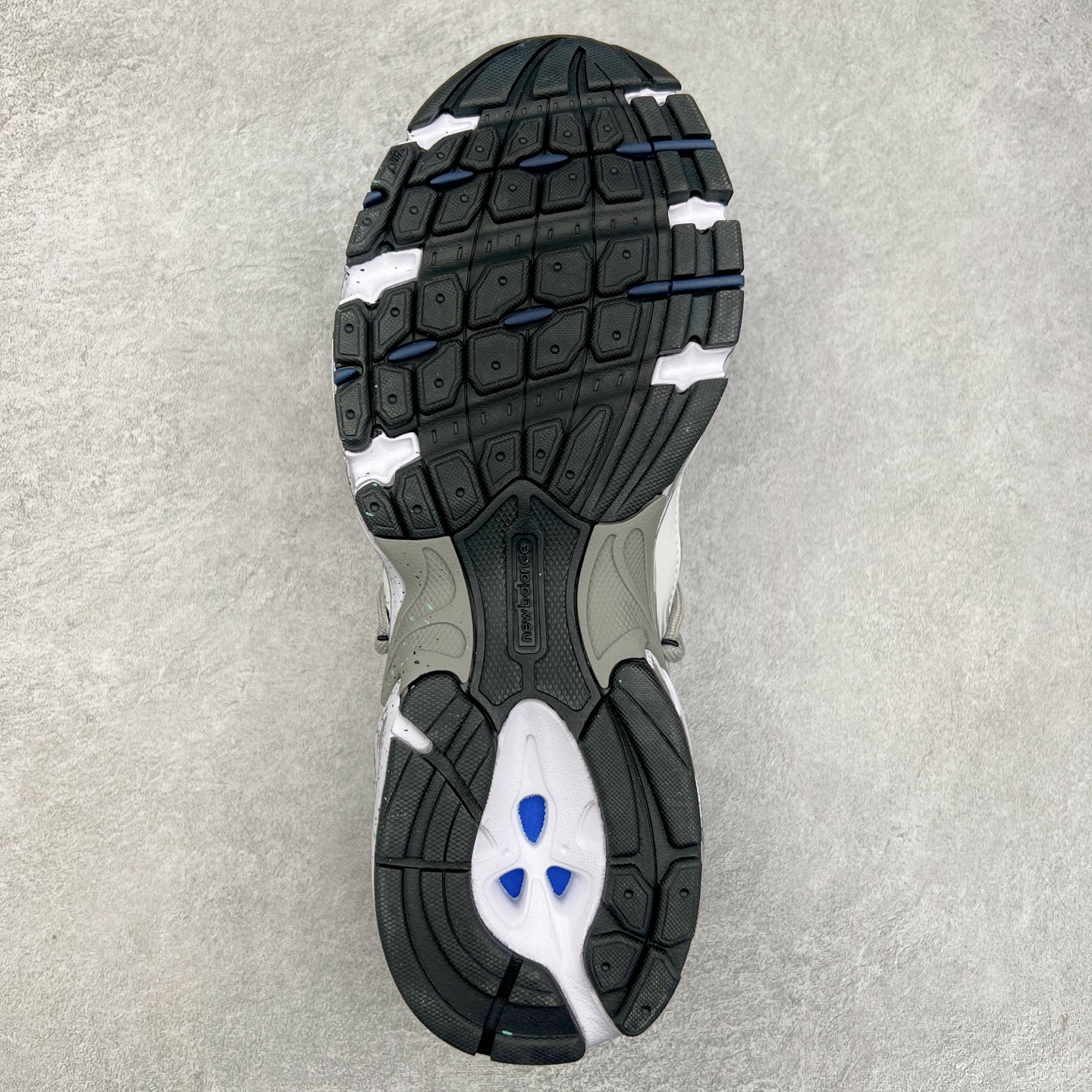 图片[9]-New Balance NB530 新百伦复古透气跑步鞋 抛弃过往以皮革为主的人气轮廓 以极具复古风范的跑鞋外观呈现 设计上全鞋以简约清爽的纯白色作基底 鞋身覆盖大面积织物网眼材质 并于鞋头、鞋带孔眼片等细节处点缀对比鲜明的反光银镀层凸显 鞋舌、侧身等位置则辅以一贯的「N」字标志和品牌徽标彰显身份 最后通过搭载的 ABZORB 缓震中底完善整体造型 尺码：36 37 37.5 38 38.5 39 40 40.5 41 42 42.5 43 44 45-选品中心