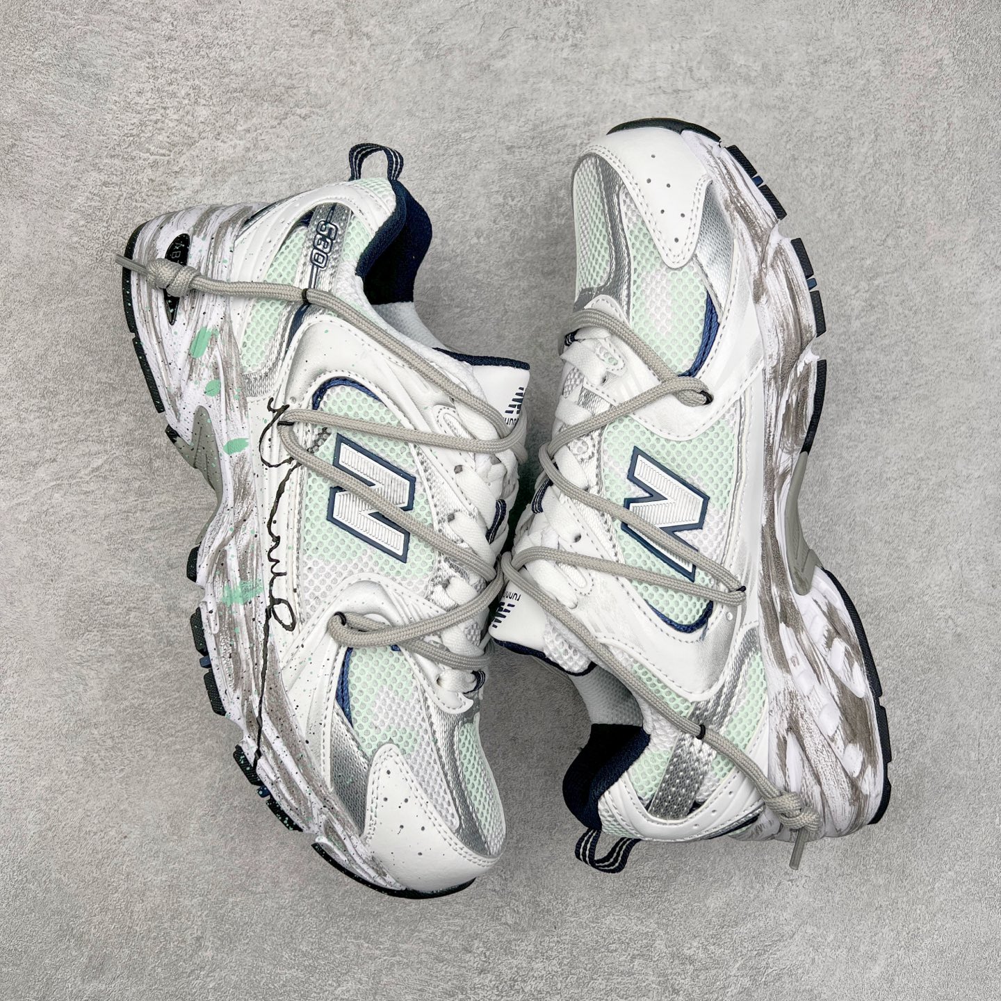 图片[3]-New Balance NB530 新百伦复古透气跑步鞋 抛弃过往以皮革为主的人气轮廓 以极具复古风范的跑鞋外观呈现 设计上全鞋以简约清爽的纯白色作基底 鞋身覆盖大面积织物网眼材质 并于鞋头、鞋带孔眼片等细节处点缀对比鲜明的反光银镀层凸显 鞋舌、侧身等位置则辅以一贯的「N」字标志和品牌徽标彰显身份 最后通过搭载的 ABZORB 缓震中底完善整体造型 尺码：36 37 37.5 38 38.5 39 40 40.5 41 42 42.5 43 44 45-选品中心