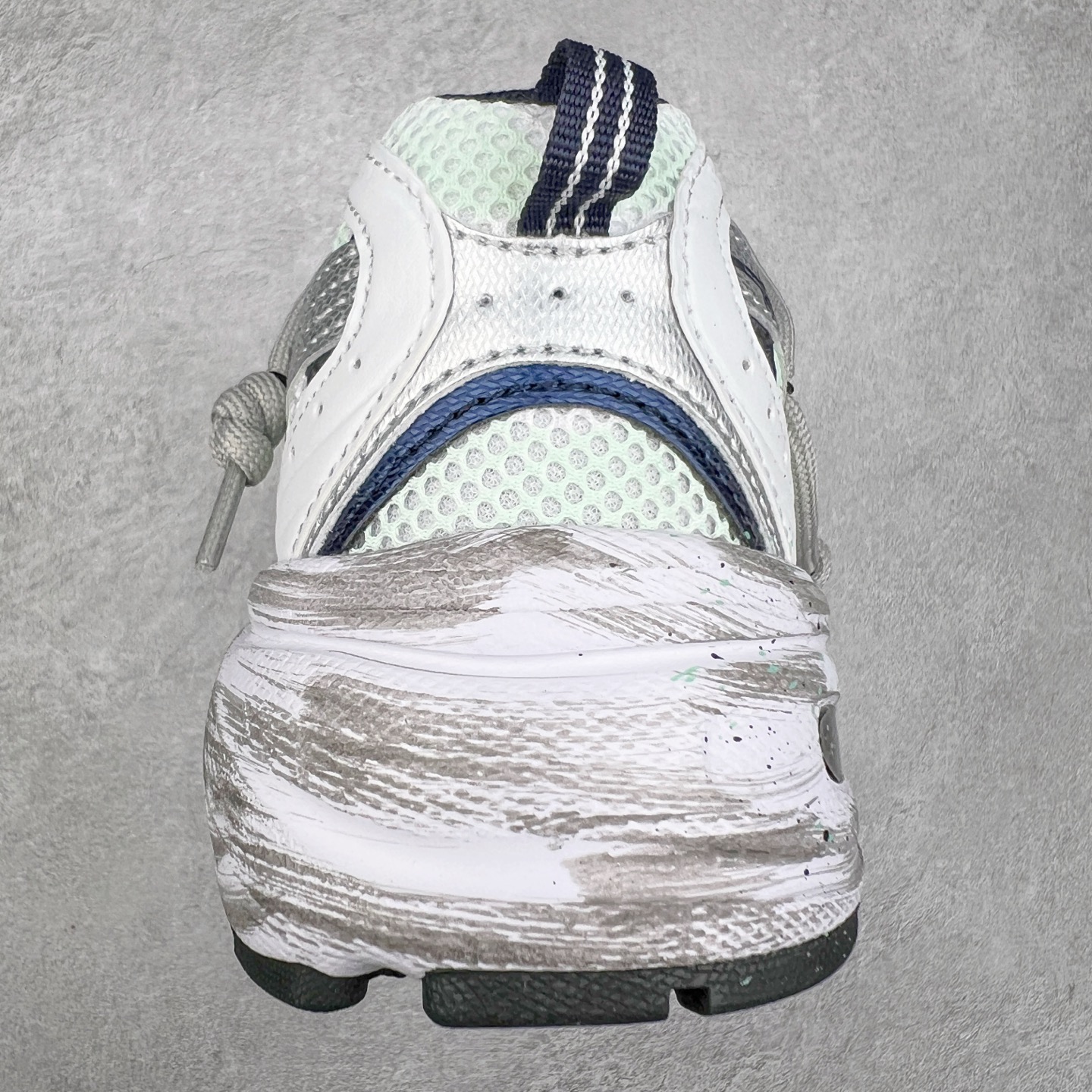 图片[8]-New Balance NB530 新百伦复古透气跑步鞋 抛弃过往以皮革为主的人气轮廓 以极具复古风范的跑鞋外观呈现 设计上全鞋以简约清爽的纯白色作基底 鞋身覆盖大面积织物网眼材质 并于鞋头、鞋带孔眼片等细节处点缀对比鲜明的反光银镀层凸显 鞋舌、侧身等位置则辅以一贯的「N」字标志和品牌徽标彰显身份 最后通过搭载的 ABZORB 缓震中底完善整体造型 尺码：36 37 37.5 38 38.5 39 40 40.5 41 42 42.5 43 44 45-选品中心