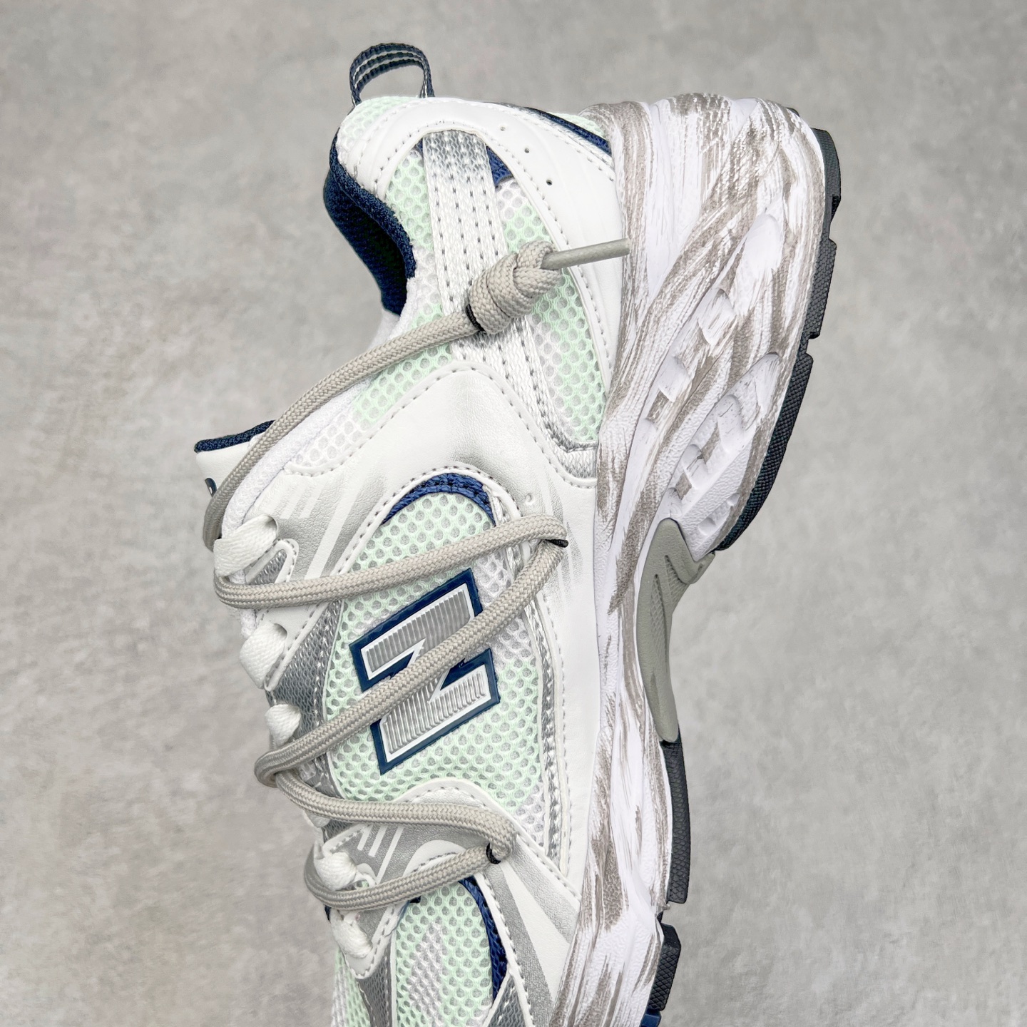 图片[7]-New Balance NB530 新百伦复古透气跑步鞋 抛弃过往以皮革为主的人气轮廓 以极具复古风范的跑鞋外观呈现 设计上全鞋以简约清爽的纯白色作基底 鞋身覆盖大面积织物网眼材质 并于鞋头、鞋带孔眼片等细节处点缀对比鲜明的反光银镀层凸显 鞋舌、侧身等位置则辅以一贯的「N」字标志和品牌徽标彰显身份 最后通过搭载的 ABZORB 缓震中底完善整体造型 尺码：36 37 37.5 38 38.5 39 40 40.5 41 42 42.5 43 44 45-选品中心