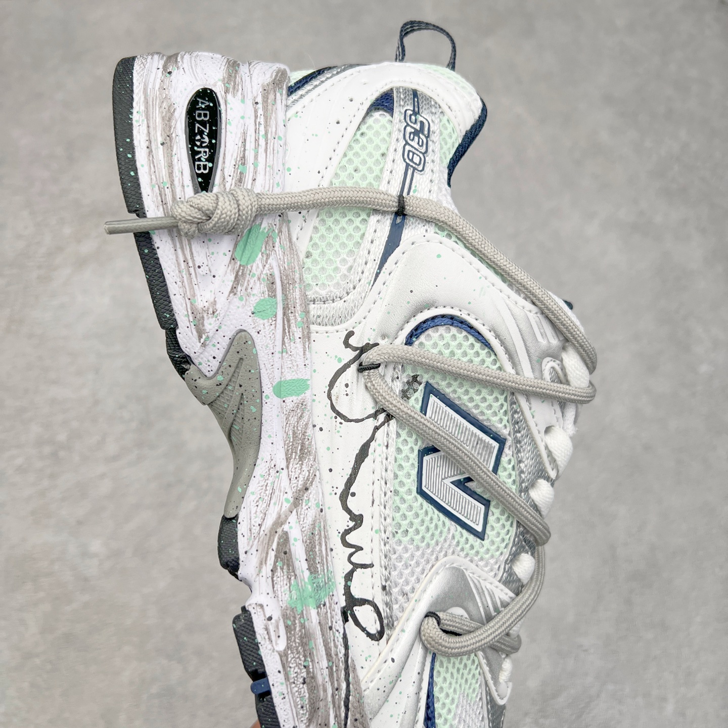 图片[6]-New Balance NB530 新百伦复古透气跑步鞋 抛弃过往以皮革为主的人气轮廓 以极具复古风范的跑鞋外观呈现 设计上全鞋以简约清爽的纯白色作基底 鞋身覆盖大面积织物网眼材质 并于鞋头、鞋带孔眼片等细节处点缀对比鲜明的反光银镀层凸显 鞋舌、侧身等位置则辅以一贯的「N」字标志和品牌徽标彰显身份 最后通过搭载的 ABZORB 缓震中底完善整体造型 尺码：36 37 37.5 38 38.5 39 40 40.5 41 42 42.5 43 44 45-选品中心