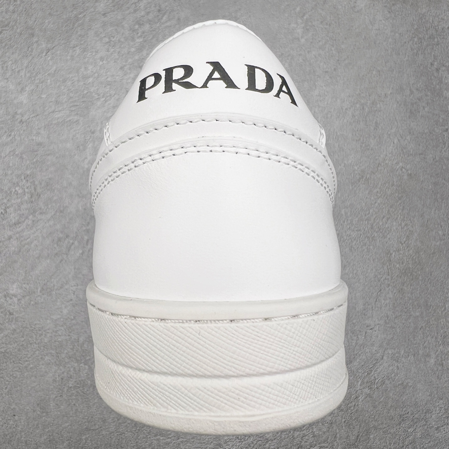 图片[8]-＃纯原 普拉达Prada Downtown Low Sneakers 闹市区系列低帮系带百搭休闲运动小白板鞋“皮革黑白熊猫三角标”男鞋广东原产#原楦数据开发版型#采用粒面头层牛皮鞋面材质#内嵌灌注式PU乳胶缓震鞋垫#外置3.5cmTPR抽真空橡胶鞋底 标志性的珐琅三角形金属徽标，意大利高奢品牌 这款皮革运动鞋多角度诠释Prada徽标：轻巧跃于鞋舌，沿轻质橡胶鞋底铺陈，化身标志性的涂珐琅金属三角形点缀鞋面一侧，无不阐释品牌格调。金属孔眼和棉质鞋带 珐琅三角形装饰鞋面 鞋舌Prada Milano印花徽标 轻质箱型鞋底，侧面配压花徽标 鞋底厚3.5厘米 可拆卸皮革包覆内底 尺码 38 39 40 41 42 43 44 45-选品中心