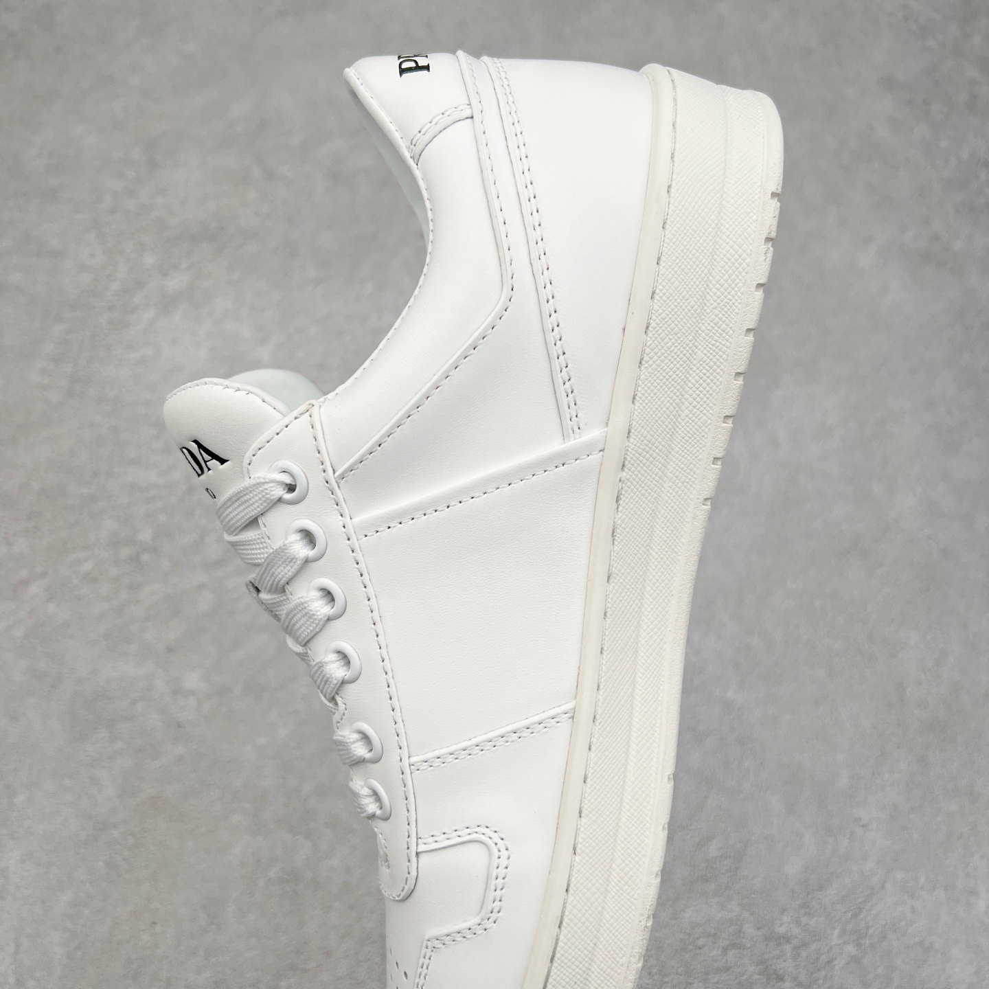图片[7]-＃纯原 普拉达Prada Downtown Low Sneakers 闹市区系列低帮系带百搭休闲运动小白板鞋“皮革黑白熊猫三角标”男鞋广东原产#原楦数据开发版型#采用粒面头层牛皮鞋面材质#内嵌灌注式PU乳胶缓震鞋垫#外置3.5cmTPR抽真空橡胶鞋底 标志性的珐琅三角形金属徽标，意大利高奢品牌 这款皮革运动鞋多角度诠释Prada徽标：轻巧跃于鞋舌，沿轻质橡胶鞋底铺陈，化身标志性的涂珐琅金属三角形点缀鞋面一侧，无不阐释品牌格调。金属孔眼和棉质鞋带 珐琅三角形装饰鞋面 鞋舌Prada Milano印花徽标 轻质箱型鞋底，侧面配压花徽标 鞋底厚3.5厘米 可拆卸皮革包覆内底 尺码 38 39 40 41 42 43 44 45-选品中心