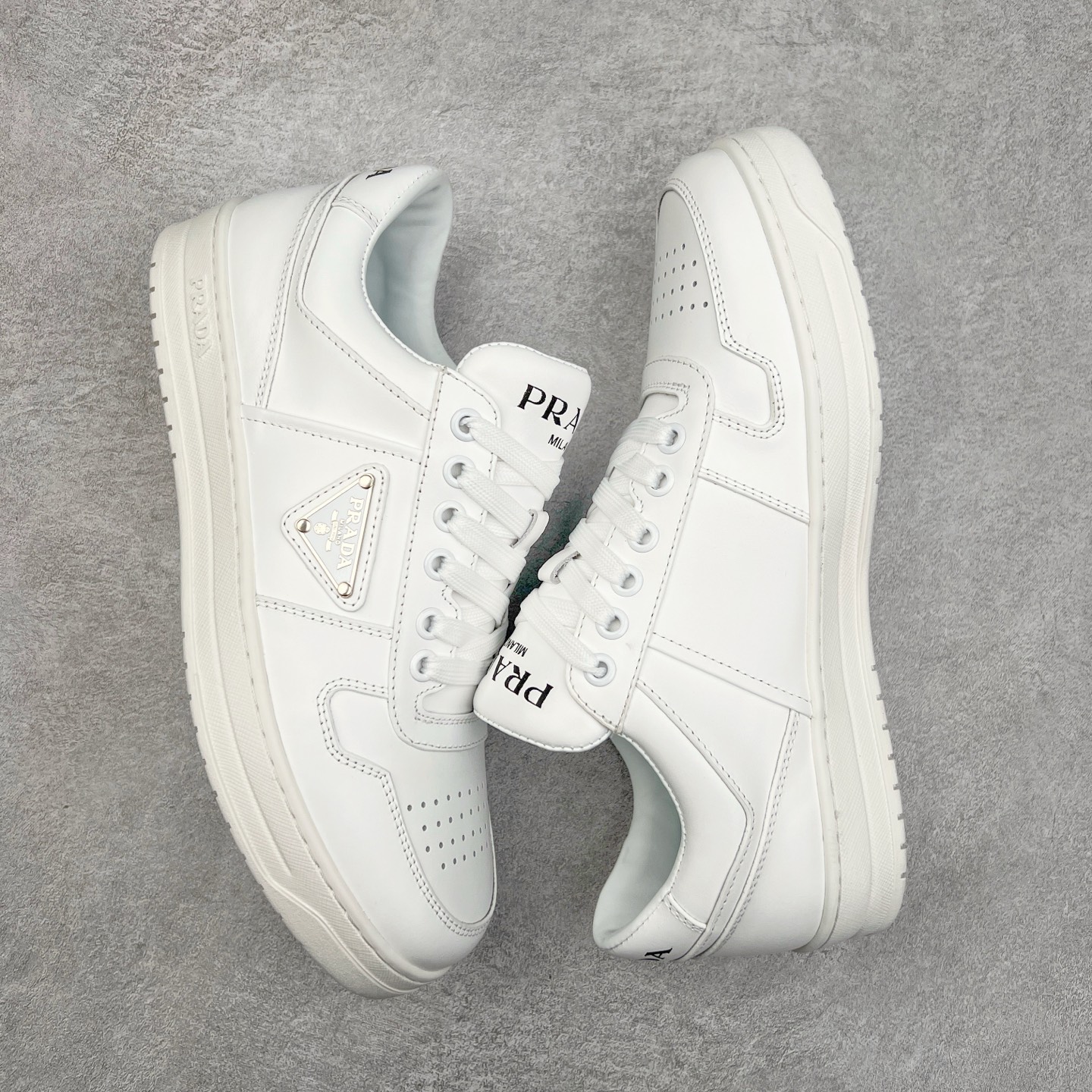 图片[3]-＃纯原 普拉达Prada Downtown Low Sneakers 闹市区系列低帮系带百搭休闲运动小白板鞋“皮革黑白熊猫三角标”男鞋广东原产#原楦数据开发版型#采用粒面头层牛皮鞋面材质#内嵌灌注式PU乳胶缓震鞋垫#外置3.5cmTPR抽真空橡胶鞋底 标志性的珐琅三角形金属徽标，意大利高奢品牌 这款皮革运动鞋多角度诠释Prada徽标：轻巧跃于鞋舌，沿轻质橡胶鞋底铺陈，化身标志性的涂珐琅金属三角形点缀鞋面一侧，无不阐释品牌格调。金属孔眼和棉质鞋带 珐琅三角形装饰鞋面 鞋舌Prada Milano印花徽标 轻质箱型鞋底，侧面配压花徽标 鞋底厚3.5厘米 可拆卸皮革包覆内底 尺码 38 39 40 41 42 43 44 45-选品中心