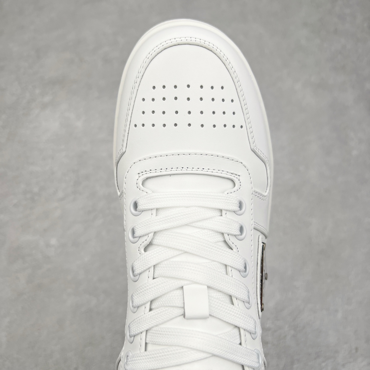图片[4]-＃纯原 普拉达Prada Downtown Low Sneakers 闹市区系列低帮系带百搭休闲运动小白板鞋“皮革黑白熊猫三角标”男鞋广东原产#原楦数据开发版型#采用粒面头层牛皮鞋面材质#内嵌灌注式PU乳胶缓震鞋垫#外置3.5cmTPR抽真空橡胶鞋底 标志性的珐琅三角形金属徽标，意大利高奢品牌 这款皮革运动鞋多角度诠释Prada徽标：轻巧跃于鞋舌，沿轻质橡胶鞋底铺陈，化身标志性的涂珐琅金属三角形点缀鞋面一侧，无不阐释品牌格调。金属孔眼和棉质鞋带 珐琅三角形装饰鞋面 鞋舌Prada Milano印花徽标 轻质箱型鞋底，侧面配压花徽标 鞋底厚3.5厘米 可拆卸皮革包覆内底 尺码 38 39 40 41 42 43 44 45-选品中心