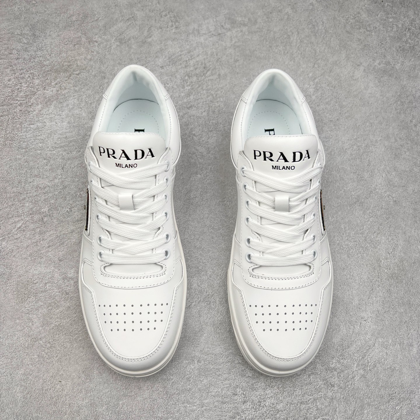 图片[2]-＃纯原 普拉达Prada Downtown Low Sneakers 闹市区系列低帮系带百搭休闲运动小白板鞋“皮革黑白熊猫三角标”男鞋广东原产#原楦数据开发版型#采用粒面头层牛皮鞋面材质#内嵌灌注式PU乳胶缓震鞋垫#外置3.5cmTPR抽真空橡胶鞋底 标志性的珐琅三角形金属徽标，意大利高奢品牌 这款皮革运动鞋多角度诠释Prada徽标：轻巧跃于鞋舌，沿轻质橡胶鞋底铺陈，化身标志性的涂珐琅金属三角形点缀鞋面一侧，无不阐释品牌格调。金属孔眼和棉质鞋带 珐琅三角形装饰鞋面 鞋舌Prada Milano印花徽标 轻质箱型鞋底，侧面配压花徽标 鞋底厚3.5厘米 可拆卸皮革包覆内底 尺码 38 39 40 41 42 43 44 45-选品中心