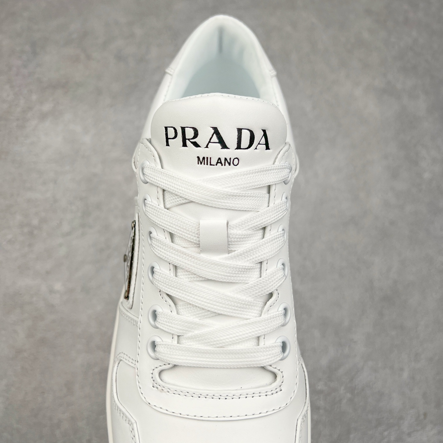 图片[5]-＃纯原 普拉达Prada Downtown Low Sneakers 闹市区系列低帮系带百搭休闲运动小白板鞋“皮革黑白熊猫三角标”男鞋广东原产#原楦数据开发版型#采用粒面头层牛皮鞋面材质#内嵌灌注式PU乳胶缓震鞋垫#外置3.5cmTPR抽真空橡胶鞋底 标志性的珐琅三角形金属徽标，意大利高奢品牌 这款皮革运动鞋多角度诠释Prada徽标：轻巧跃于鞋舌，沿轻质橡胶鞋底铺陈，化身标志性的涂珐琅金属三角形点缀鞋面一侧，无不阐释品牌格调。金属孔眼和棉质鞋带 珐琅三角形装饰鞋面 鞋舌Prada Milano印花徽标 轻质箱型鞋底，侧面配压花徽标 鞋底厚3.5厘米 可拆卸皮革包覆内底 尺码 38 39 40 41 42 43 44 45-选品中心