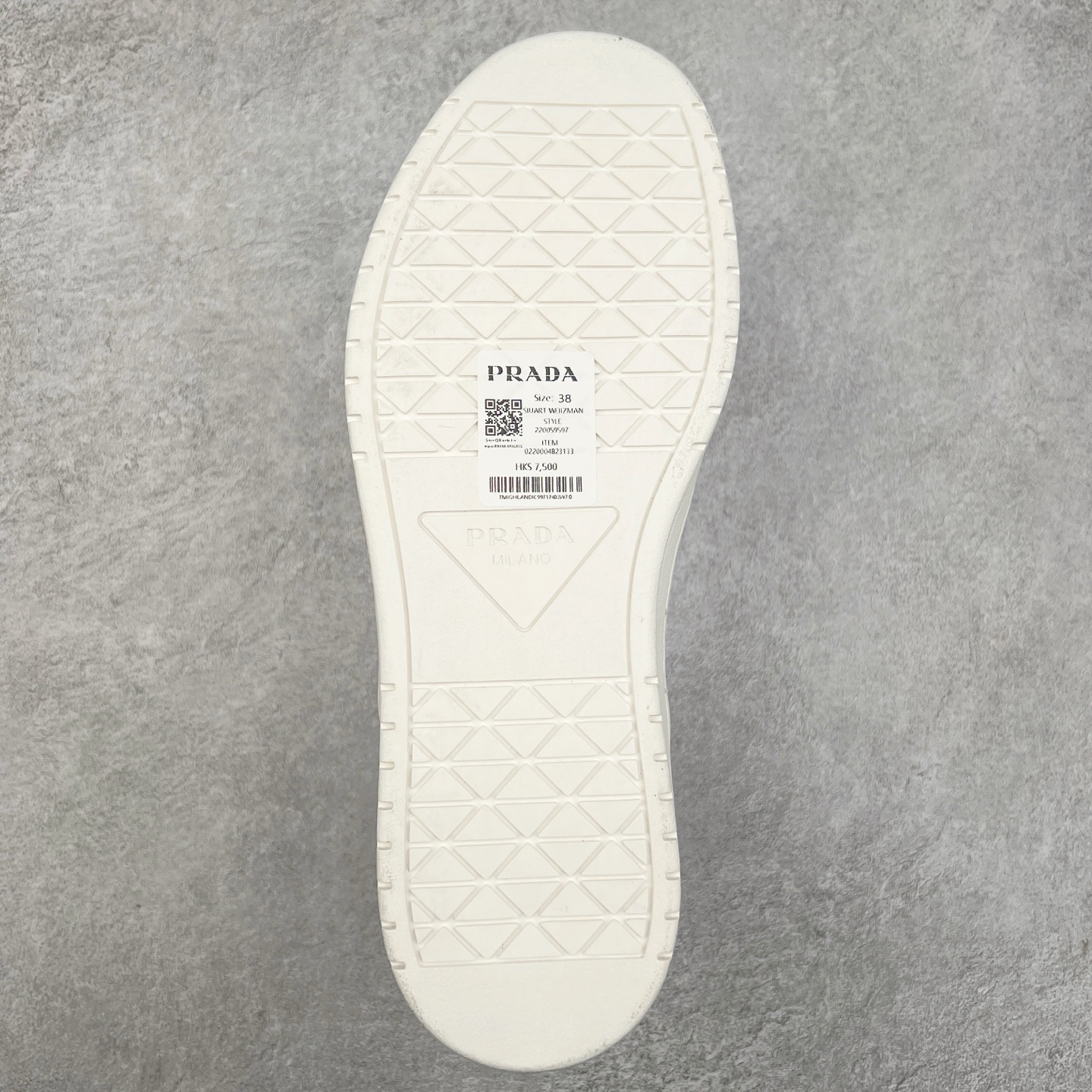 图片[9]-＃纯原 普拉达Prada Downtown Low Sneakers 闹市区系列低帮系带百搭休闲运动小白板鞋“皮革黑白熊猫三角标”男鞋广东原产#原楦数据开发版型#采用粒面头层牛皮鞋面材质#内嵌灌注式PU乳胶缓震鞋垫#外置3.5cmTPR抽真空橡胶鞋底 标志性的珐琅三角形金属徽标，意大利高奢品牌 这款皮革运动鞋多角度诠释Prada徽标：轻巧跃于鞋舌，沿轻质橡胶鞋底铺陈，化身标志性的涂珐琅金属三角形点缀鞋面一侧，无不阐释品牌格调。金属孔眼和棉质鞋带 珐琅三角形装饰鞋面 鞋舌Prada Milano印花徽标 轻质箱型鞋底，侧面配压花徽标 鞋底厚3.5厘米 可拆卸皮革包覆内底 尺码 38 39 40 41 42 43 44 45-选品中心