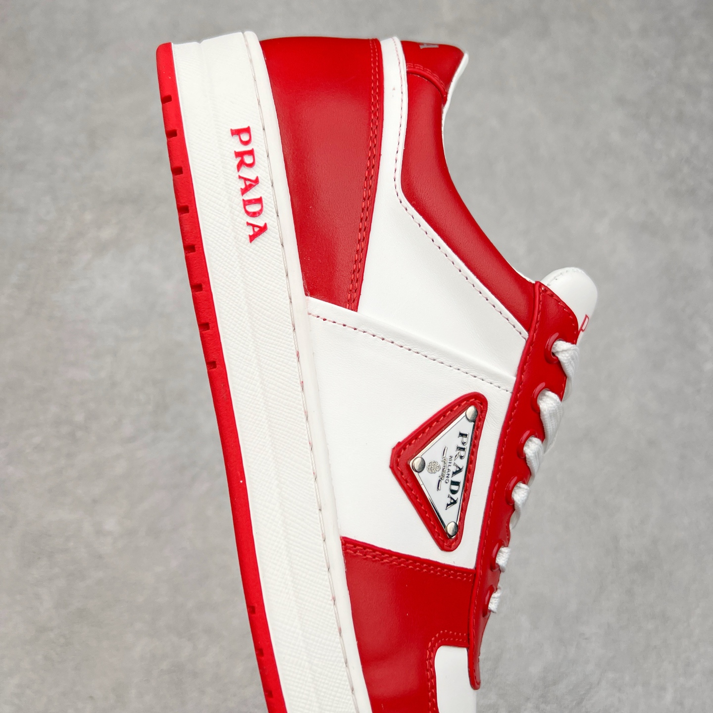 图片[6]-＃纯原 普拉达Prada Downtown Low Sneakers 闹市区系列低帮系带百搭休闲运动小白板鞋“皮革黑白熊猫三角标”男鞋广东原产#原楦数据开发版型#采用粒面头层牛皮鞋面材质#内嵌灌注式PU乳胶缓震鞋垫#外置3.5cmTPR抽真空橡胶鞋底 标志性的珐琅三角形金属徽标，意大利高奢品牌 这款皮革运动鞋多角度诠释Prada徽标：轻巧跃于鞋舌，沿轻质橡胶鞋底铺陈，化身标志性的涂珐琅金属三角形点缀鞋面一侧，无不阐释品牌格调。金属孔眼和棉质鞋带 珐琅三角形装饰鞋面 鞋舌Prada Milano印花徽标 轻质箱型鞋底，侧面配压花徽标 鞋底厚3.5厘米 可拆卸皮革包覆内底 尺码 38 39 40 41 42 43 44 45-选品中心