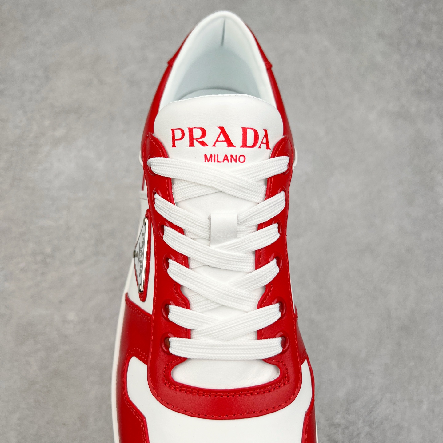 图片[5]-＃纯原 普拉达Prada Downtown Low Sneakers 闹市区系列低帮系带百搭休闲运动小白板鞋“皮革黑白熊猫三角标”男鞋广东原产#原楦数据开发版型#采用粒面头层牛皮鞋面材质#内嵌灌注式PU乳胶缓震鞋垫#外置3.5cmTPR抽真空橡胶鞋底 标志性的珐琅三角形金属徽标，意大利高奢品牌 这款皮革运动鞋多角度诠释Prada徽标：轻巧跃于鞋舌，沿轻质橡胶鞋底铺陈，化身标志性的涂珐琅金属三角形点缀鞋面一侧，无不阐释品牌格调。金属孔眼和棉质鞋带 珐琅三角形装饰鞋面 鞋舌Prada Milano印花徽标 轻质箱型鞋底，侧面配压花徽标 鞋底厚3.5厘米 可拆卸皮革包覆内底 尺码 38 39 40 41 42 43 44 45-选品中心