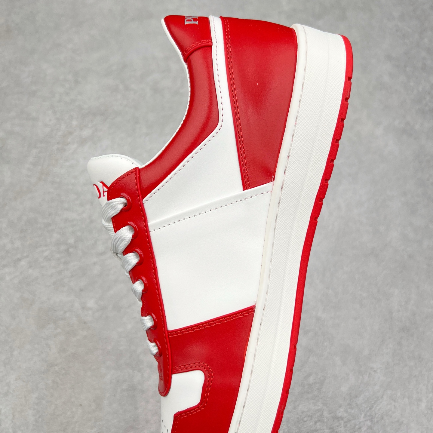 图片[7]-＃纯原 普拉达Prada Downtown Low Sneakers 闹市区系列低帮系带百搭休闲运动小白板鞋“皮革黑白熊猫三角标”男鞋广东原产#原楦数据开发版型#采用粒面头层牛皮鞋面材质#内嵌灌注式PU乳胶缓震鞋垫#外置3.5cmTPR抽真空橡胶鞋底 标志性的珐琅三角形金属徽标，意大利高奢品牌 这款皮革运动鞋多角度诠释Prada徽标：轻巧跃于鞋舌，沿轻质橡胶鞋底铺陈，化身标志性的涂珐琅金属三角形点缀鞋面一侧，无不阐释品牌格调。金属孔眼和棉质鞋带 珐琅三角形装饰鞋面 鞋舌Prada Milano印花徽标 轻质箱型鞋底，侧面配压花徽标 鞋底厚3.5厘米 可拆卸皮革包覆内底 尺码 38 39 40 41 42 43 44 45-选品中心