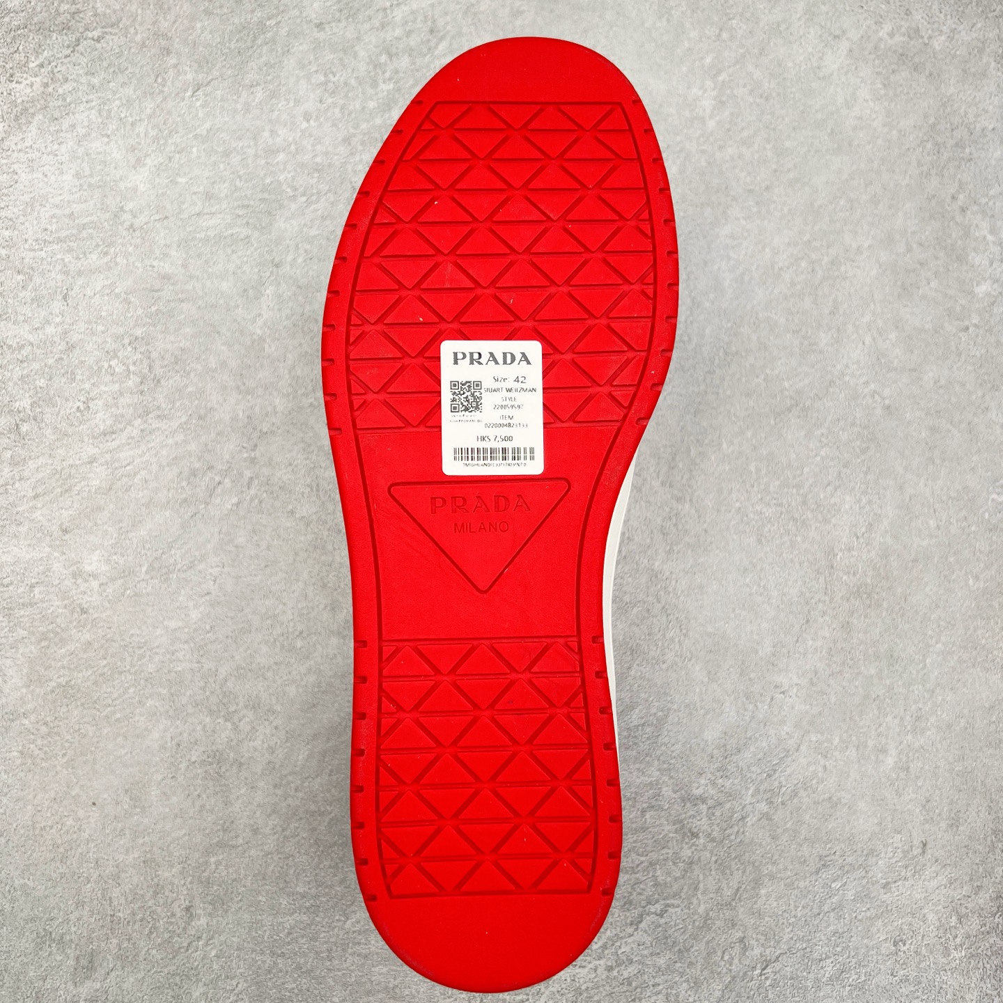 图片[9]-＃纯原 普拉达Prada Downtown Low Sneakers 闹市区系列低帮系带百搭休闲运动小白板鞋“皮革黑白熊猫三角标”男鞋广东原产#原楦数据开发版型#采用粒面头层牛皮鞋面材质#内嵌灌注式PU乳胶缓震鞋垫#外置3.5cmTPR抽真空橡胶鞋底 标志性的珐琅三角形金属徽标，意大利高奢品牌 这款皮革运动鞋多角度诠释Prada徽标：轻巧跃于鞋舌，沿轻质橡胶鞋底铺陈，化身标志性的涂珐琅金属三角形点缀鞋面一侧，无不阐释品牌格调。金属孔眼和棉质鞋带 珐琅三角形装饰鞋面 鞋舌Prada Milano印花徽标 轻质箱型鞋底，侧面配压花徽标 鞋底厚3.5厘米 可拆卸皮革包覆内底 尺码 38 39 40 41 42 43 44 45-选品中心