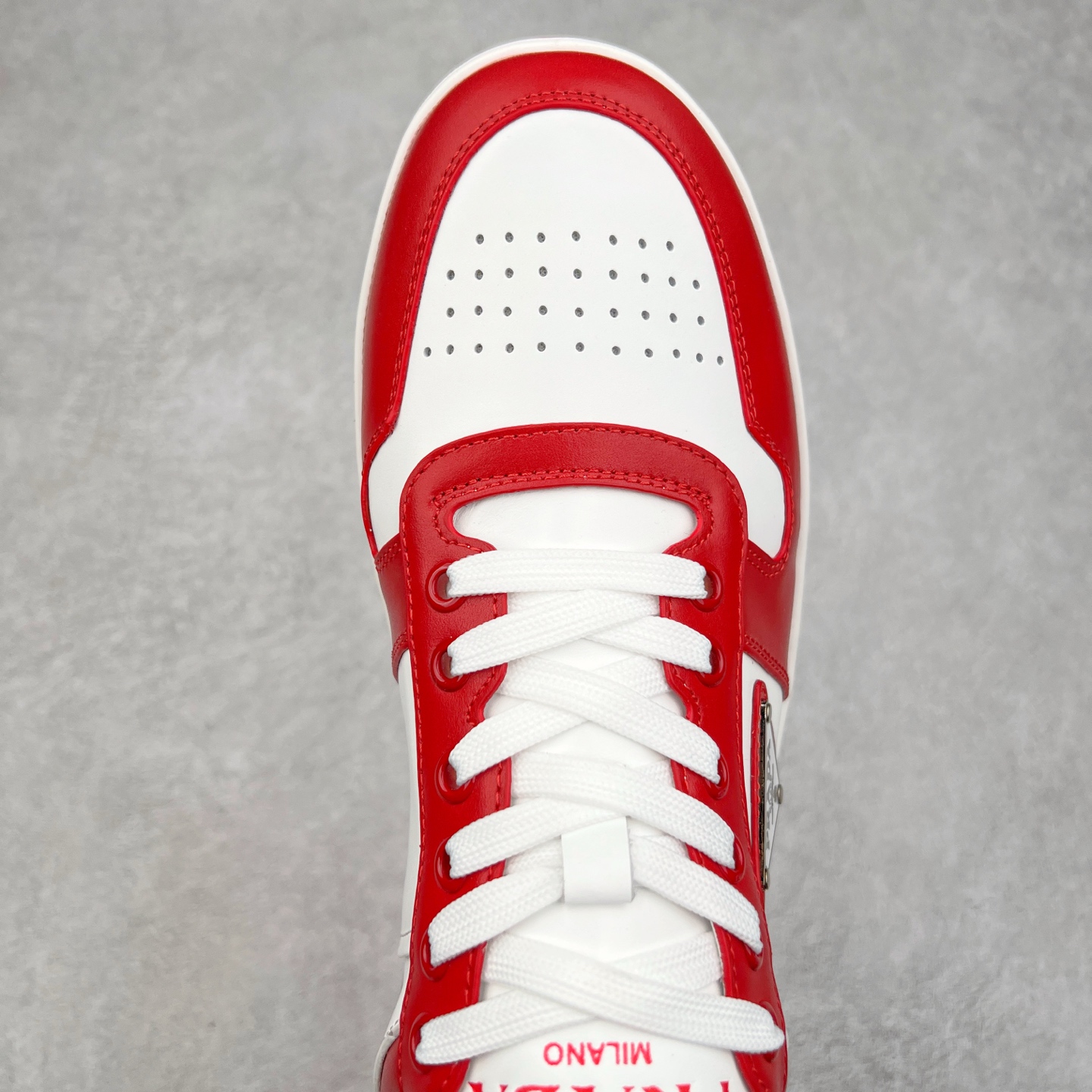 图片[4]-＃纯原 普拉达Prada Downtown Low Sneakers 闹市区系列低帮系带百搭休闲运动小白板鞋“皮革黑白熊猫三角标”男鞋广东原产#原楦数据开发版型#采用粒面头层牛皮鞋面材质#内嵌灌注式PU乳胶缓震鞋垫#外置3.5cmTPR抽真空橡胶鞋底 标志性的珐琅三角形金属徽标，意大利高奢品牌 这款皮革运动鞋多角度诠释Prada徽标：轻巧跃于鞋舌，沿轻质橡胶鞋底铺陈，化身标志性的涂珐琅金属三角形点缀鞋面一侧，无不阐释品牌格调。金属孔眼和棉质鞋带 珐琅三角形装饰鞋面 鞋舌Prada Milano印花徽标 轻质箱型鞋底，侧面配压花徽标 鞋底厚3.5厘米 可拆卸皮革包覆内底 尺码 38 39 40 41 42 43 44 45-选品中心