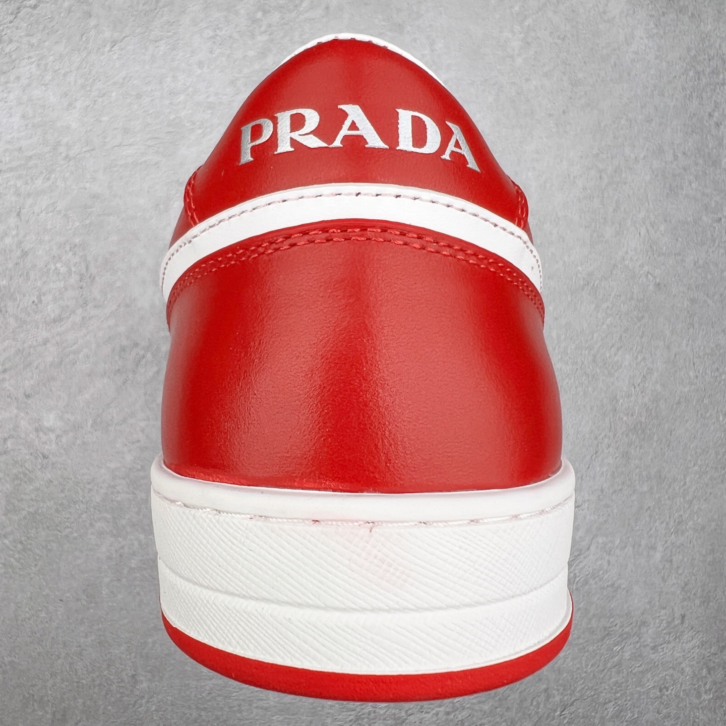 图片[8]-＃纯原 普拉达Prada Downtown Low Sneakers 闹市区系列低帮系带百搭休闲运动小白板鞋“皮革黑白熊猫三角标”男鞋广东原产#原楦数据开发版型#采用粒面头层牛皮鞋面材质#内嵌灌注式PU乳胶缓震鞋垫#外置3.5cmTPR抽真空橡胶鞋底 标志性的珐琅三角形金属徽标，意大利高奢品牌 这款皮革运动鞋多角度诠释Prada徽标：轻巧跃于鞋舌，沿轻质橡胶鞋底铺陈，化身标志性的涂珐琅金属三角形点缀鞋面一侧，无不阐释品牌格调。金属孔眼和棉质鞋带 珐琅三角形装饰鞋面 鞋舌Prada Milano印花徽标 轻质箱型鞋底，侧面配压花徽标 鞋底厚3.5厘米 可拆卸皮革包覆内底 尺码 38 39 40 41 42 43 44 45-选品中心